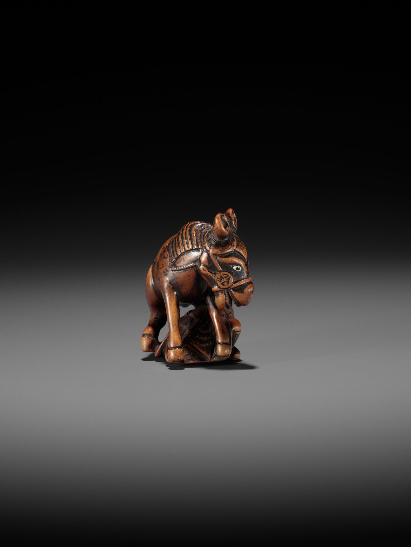 A SUPERB WOOD NETSUKE OF A MULE AND GROOM - Bild 11 aus 15