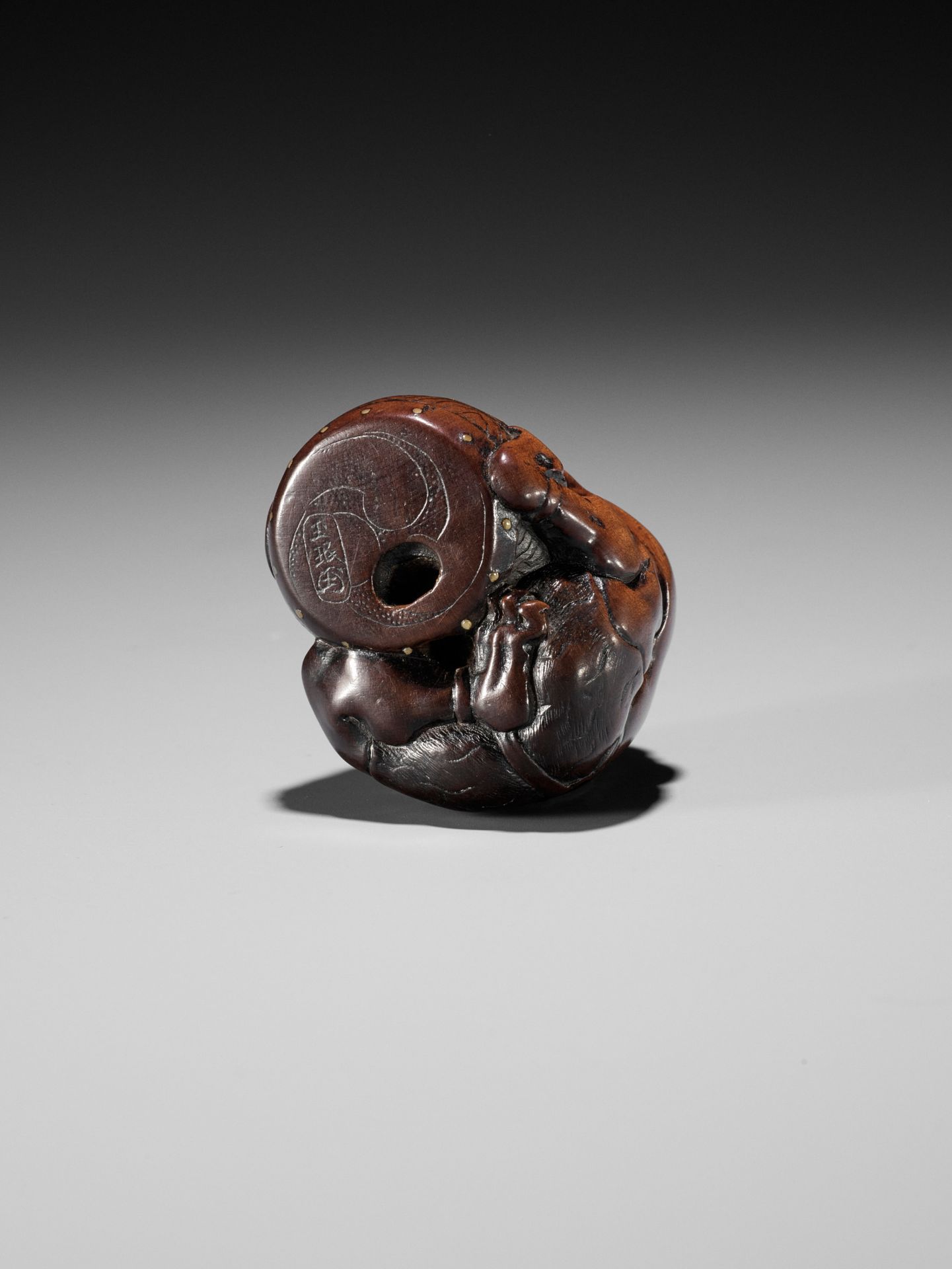 GYOKUMIN: A FINE AND RARE NAGOYA SCHOOL WOOD NETSUKE OF RAIJIN CUTTING A CUCUMBER - Bild 14 aus 17