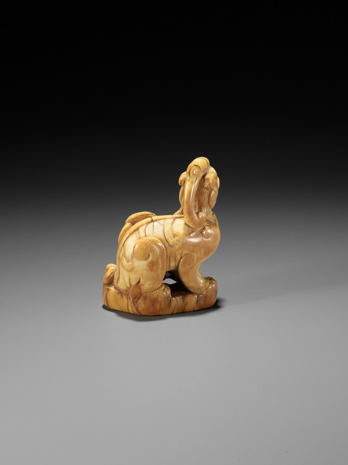 A LARGE AND RARE IVORY TOBORI NETSUKE OF A MYTHICAL BEAST - Image 2 of 11