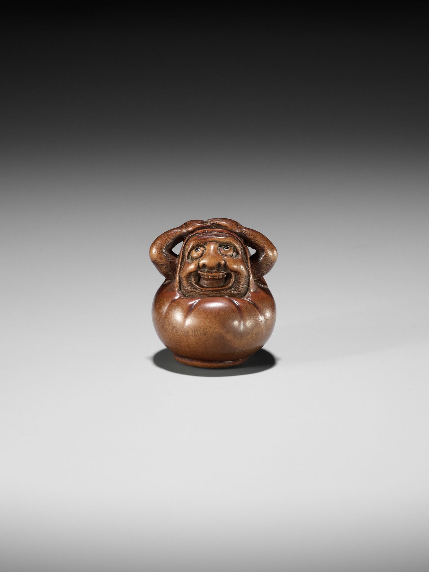 HIDARI ISSAN: A CHARMING WOOD NETSUKE OF A DARUMA DOLL - Image 8 of 10