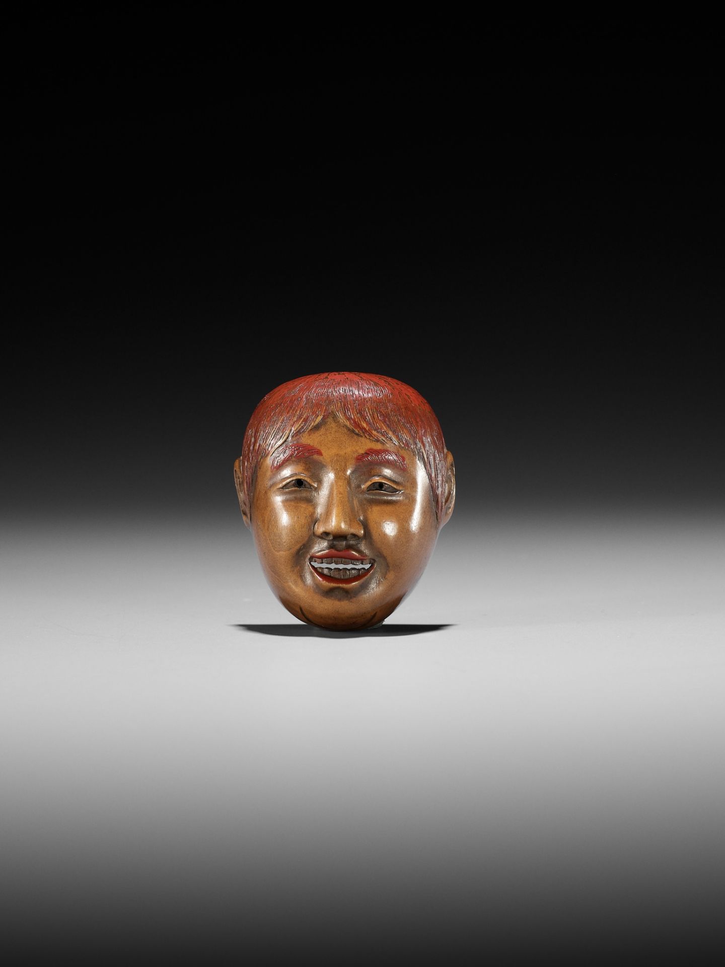 HO RAKUMIN: A WOOD AND LACQUER MASK NETSUKE OF A SHOJO - Bild 2 aus 11