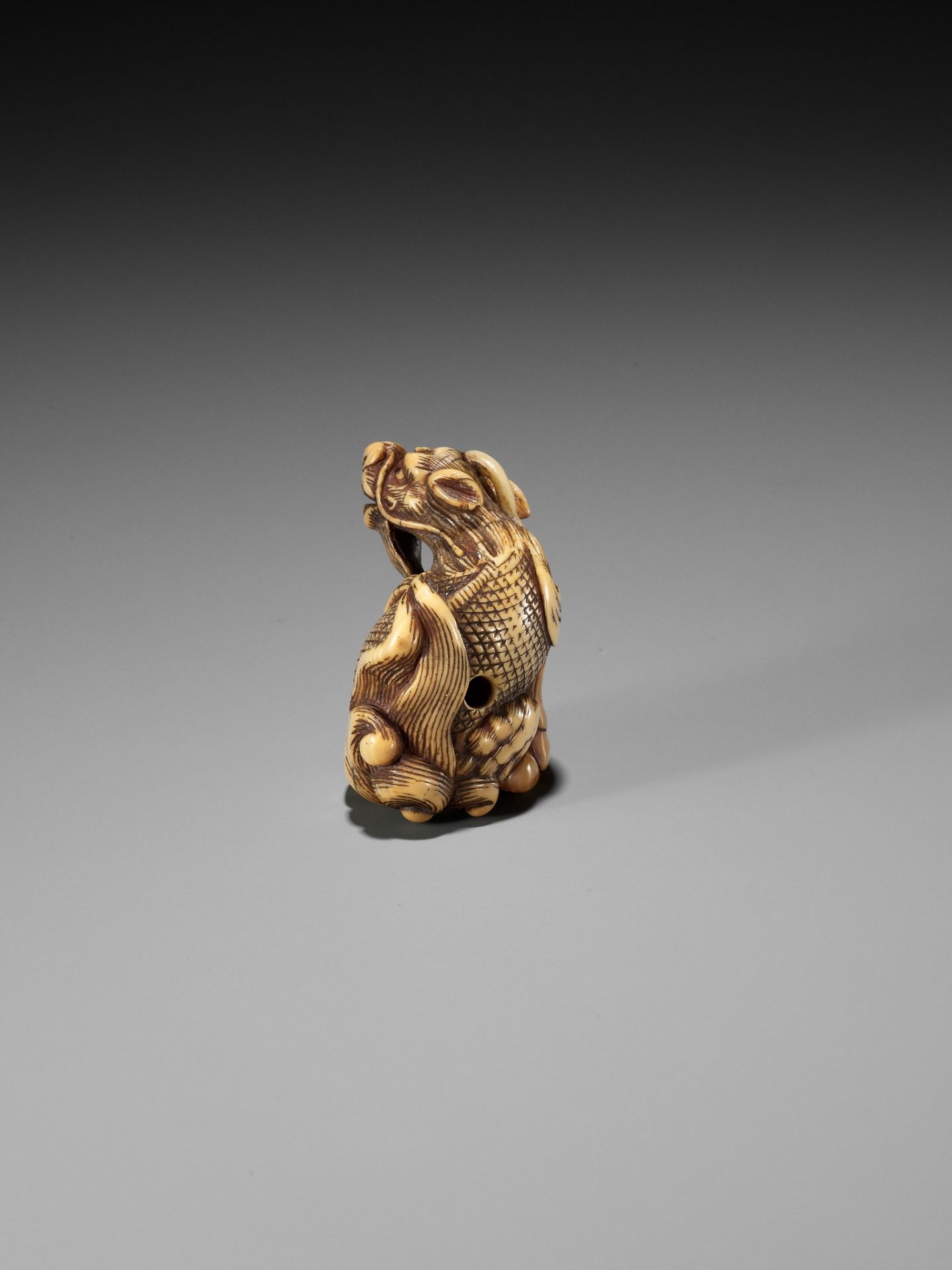 GYOKUZAN: AN IVORY NETSUKE OF A KIRIN - Bild 7 aus 14