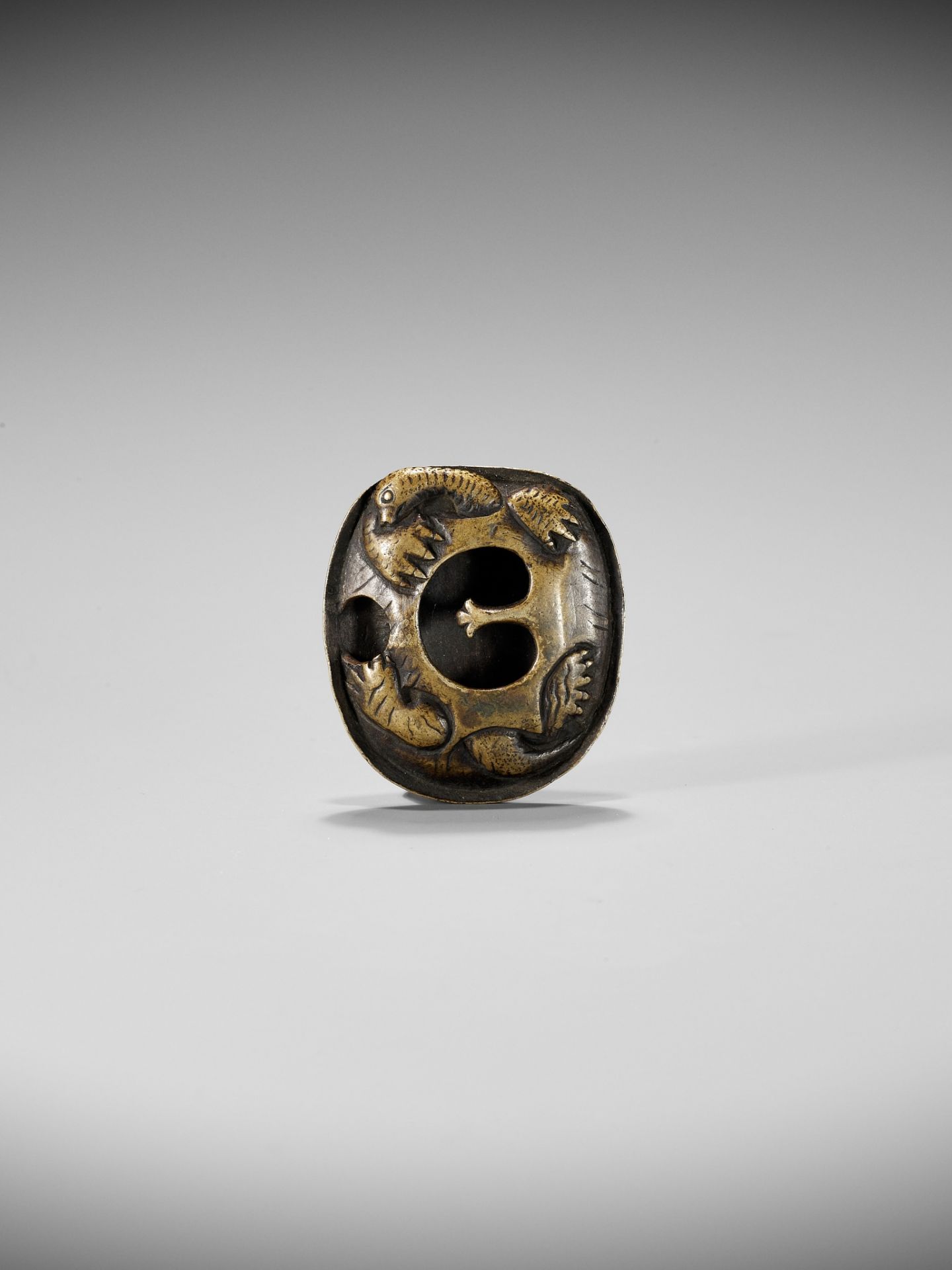 A RARE SENTOKU BRONZE NETSUKE OF A MINOGAME - Bild 8 aus 8