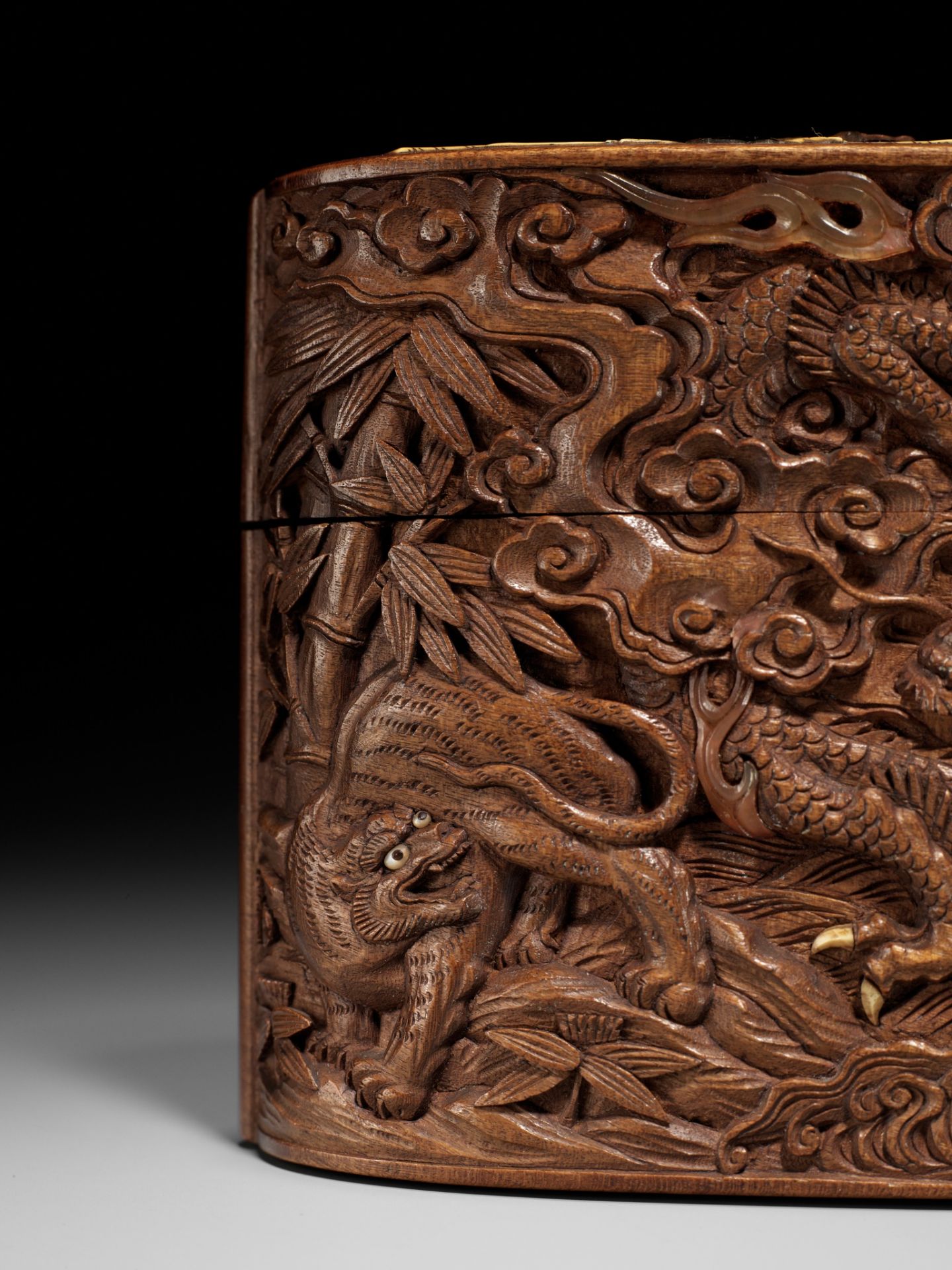 A LARGE AND FINE INLAID AND CARVED WOOD TONKOTSU WITH DRAGON, TIGER AND SHISHI - Bild 6 aus 14