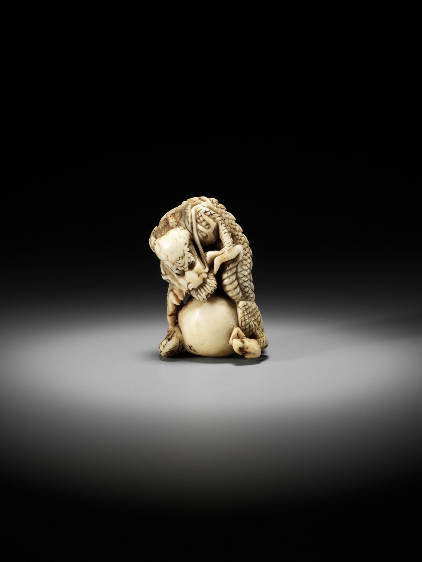 A POWERFUL STAG ANTLER NETSUKE OF A DRAGON WITH TAMA, ATTRIBUTED TO MOTOTADA - Image 10 of 11