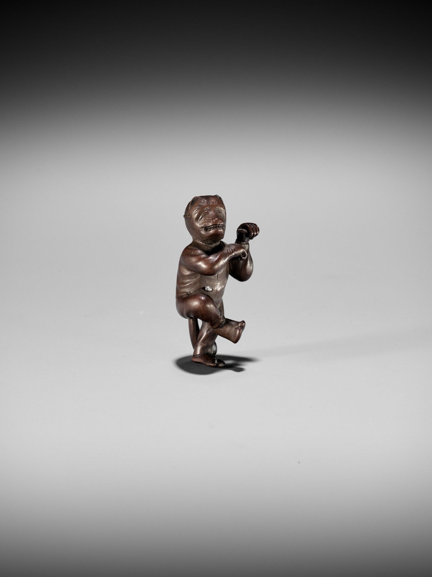 AN EXQUISITELY SMALL WOOD NETSUKE OF A FOX DANCER, ATTRIBUTED TO JUGYOKU - Image 5 of 11