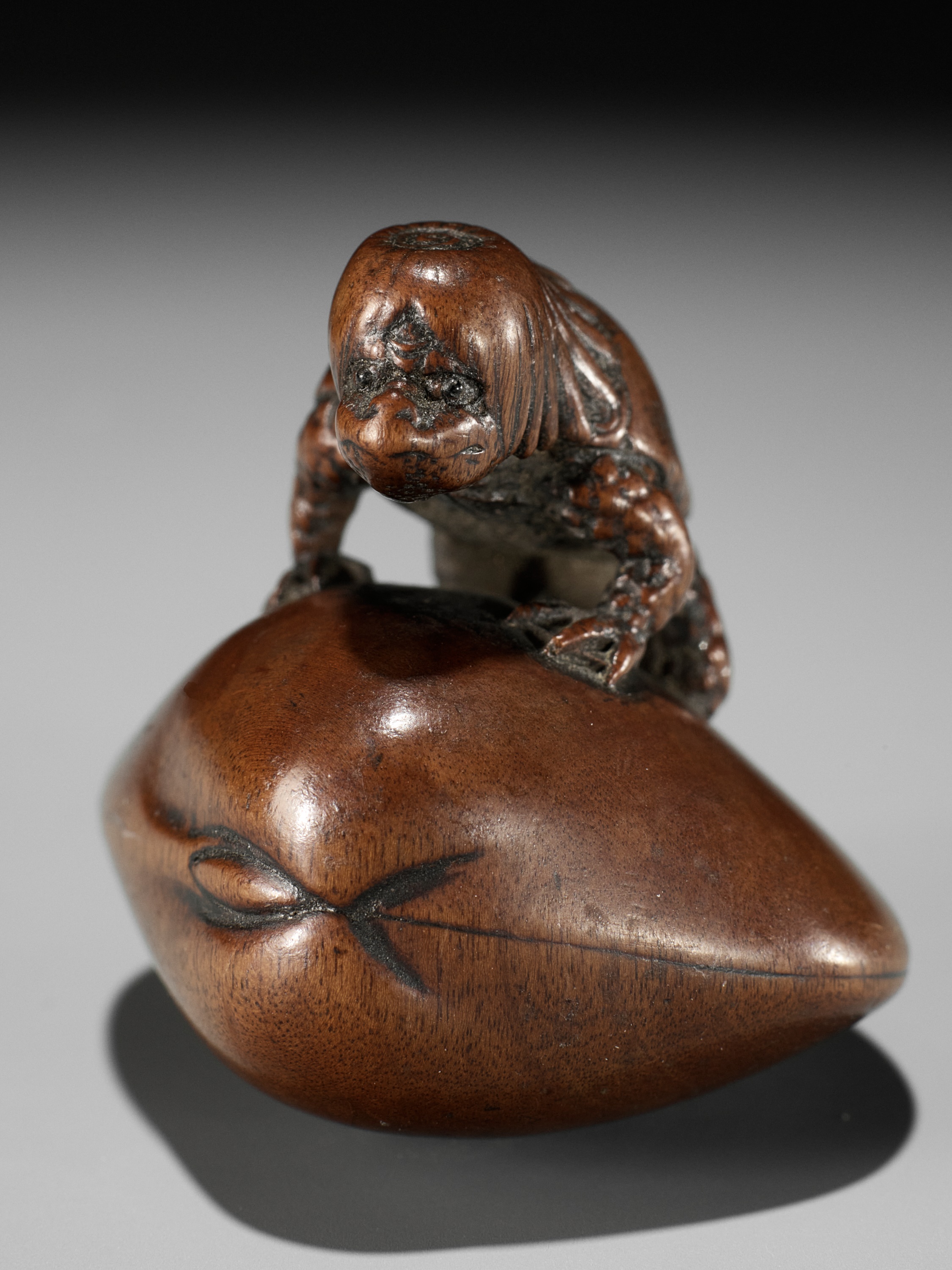 SUKETADA: A FINE WOOD NETSUKE OF A KAPPA TRAPPED BY A CLAM - Image 15 of 16