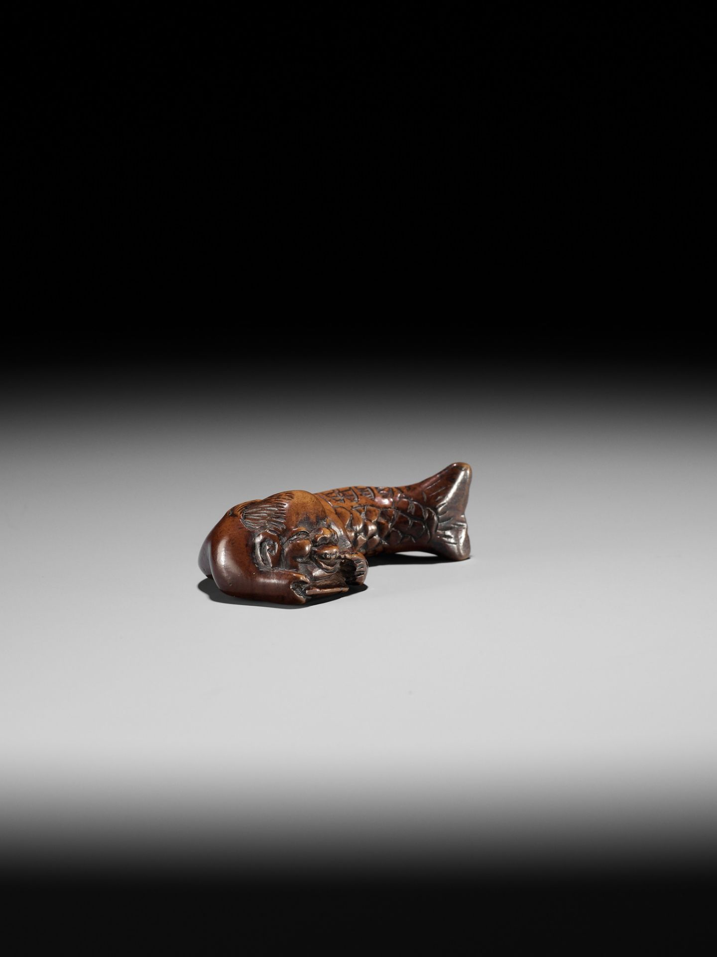 AN EARLY WOOD NETSUKE OF MERMAID (NINGYO) BLACKENING HER TEETH (OHAGURO) - Bild 2 aus 9