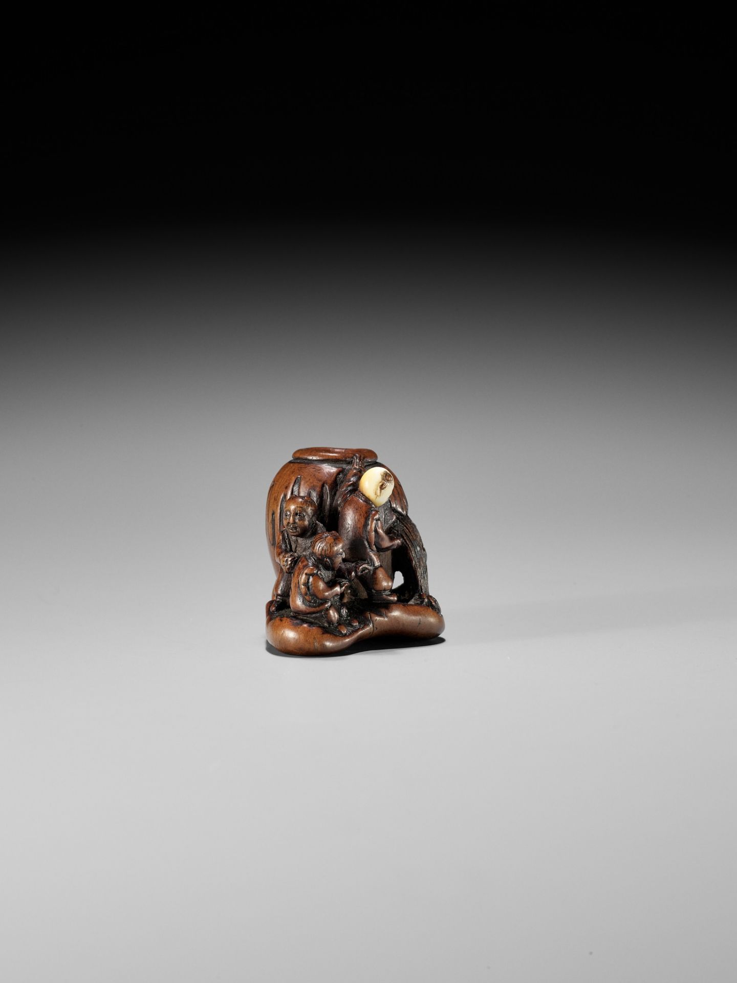 A LARGE WOOD NETSUKE DEPICTING THE STORY OF SHIBA ONKO - Image 6 of 9