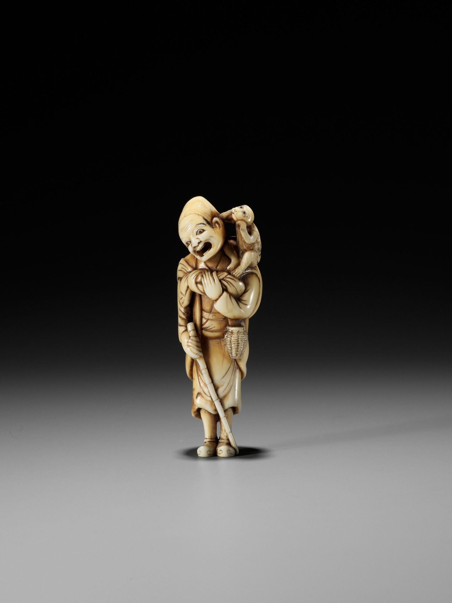 A SUPERB IVORY NETSUKE OF A SARUMAWASHI, ATTRIBUTED TO GECHU - Image 4 of 10