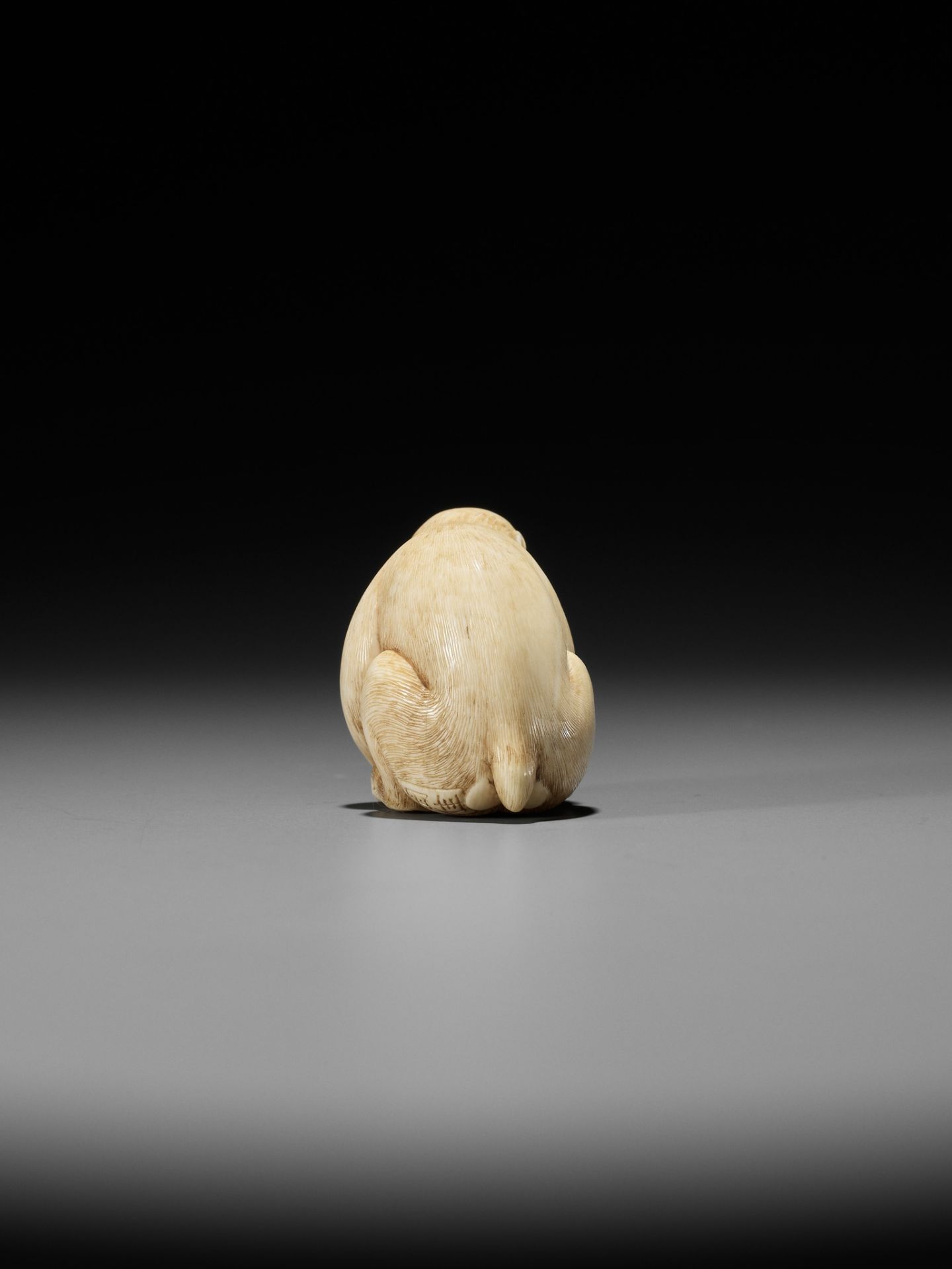 OKATORI: A FINE IVORY NETSUKE OF A MONKEY WITH A PEACH - Bild 9 aus 15