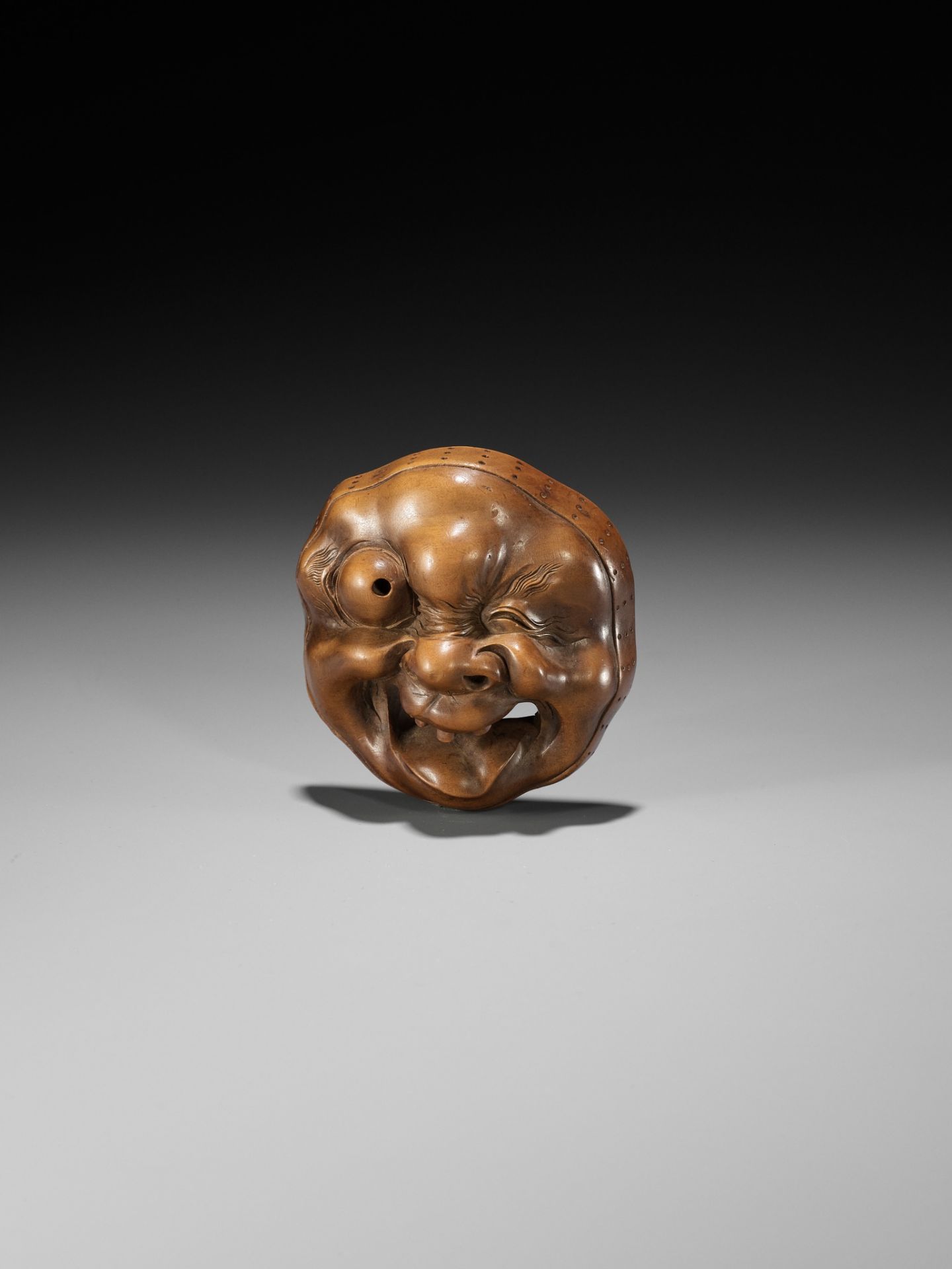 A LARGE AND SUPERB WOOD MASK NETSUKE OF A GROTESQUELY GRIMACING MAN, ATTRIBUTED TO KOKEISAI SANSHO - Bild 10 aus 12