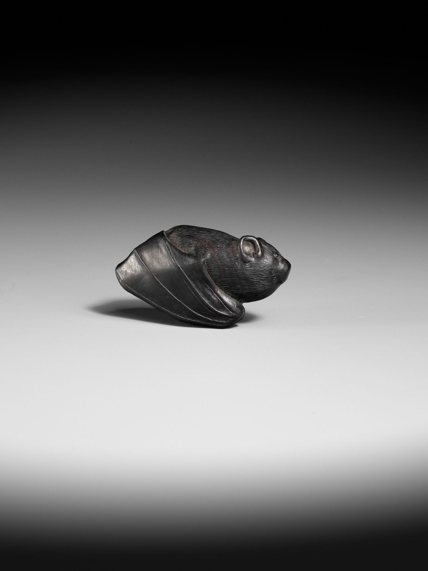 A RARE EBONY NETSUKE OF A BAT - Bild 3 aus 9