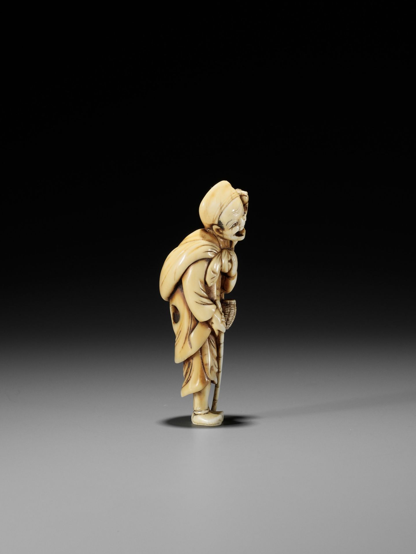 A SUPERB IVORY NETSUKE OF A SARUMAWASHI, ATTRIBUTED TO GECHU - Image 7 of 10