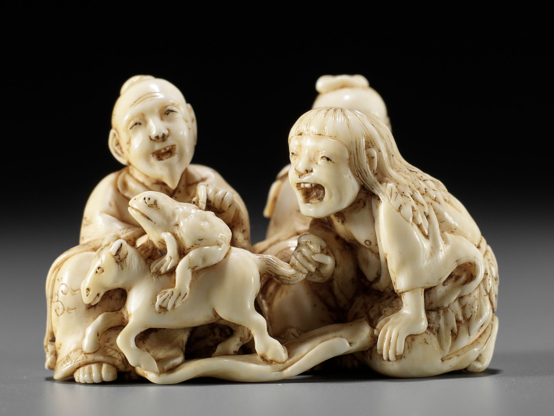 IKKOSAI: AN AMUSING IVORY NETSUKE OF GAMA, CHOKARO, AND TEKKAI SENNIN - Bild 3 aus 12