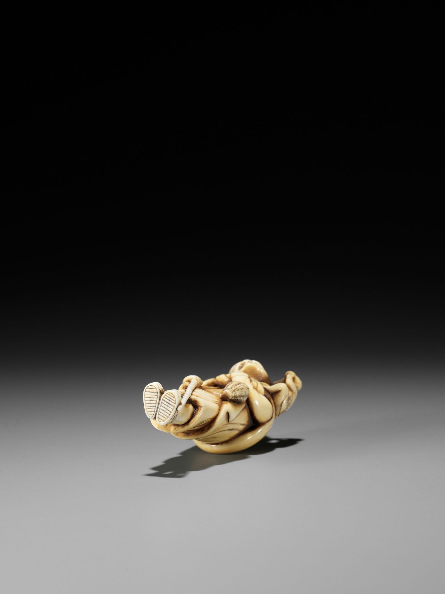 A SUPERB IVORY NETSUKE OF A SARUMAWASHI, ATTRIBUTED TO GECHU - Image 9 of 10