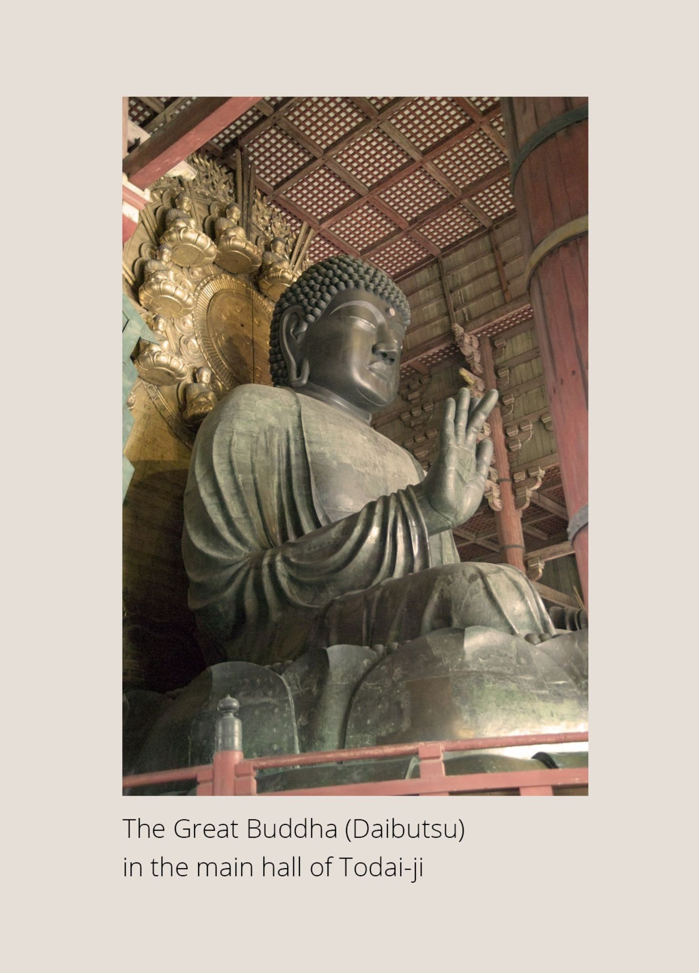 AN IVORY KAGAMIBUTA NETSUKE DEPICTING PILGRIMS CLIMBING THE GREAT BUDDHA OF NARA - Bild 6 aus 11