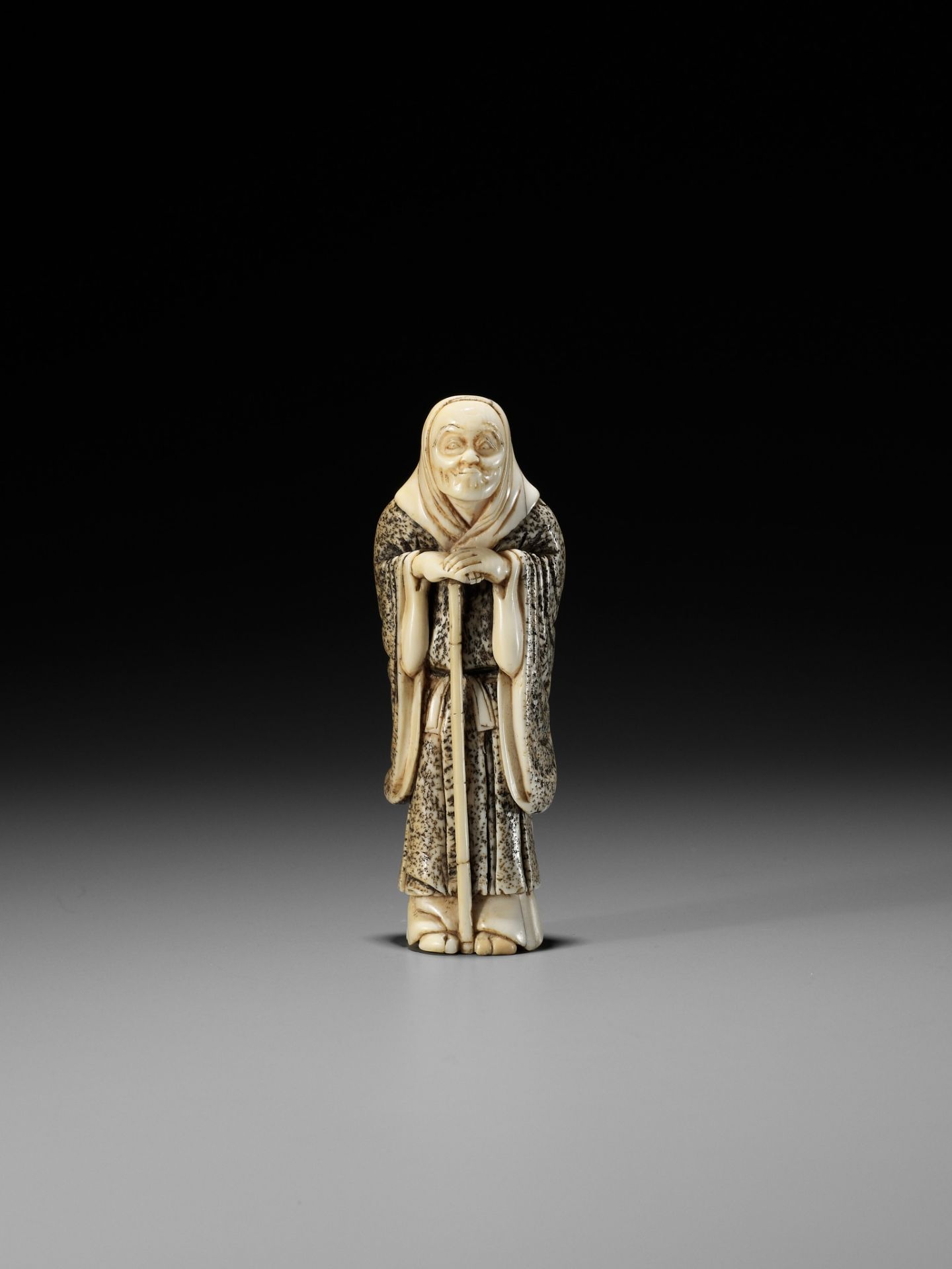 A RARE IVORY NETSUKE OF AN ACTOR IN THE ROLE OF THE FOX PRIEST (HAKUZOSU) - Image 2 of 13