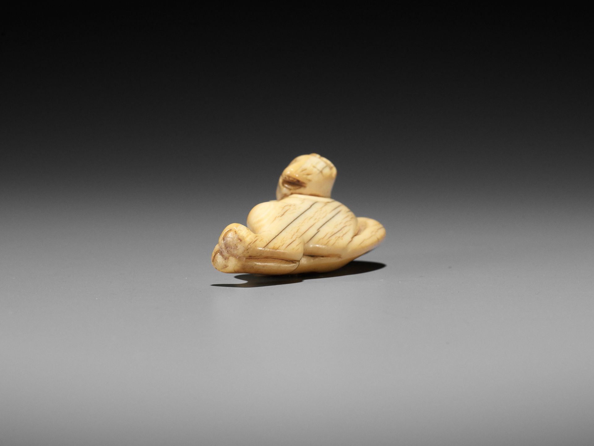 A GOOD IVORY NETSUKE OF A DANCING KITSUNE - Bild 10 aus 11