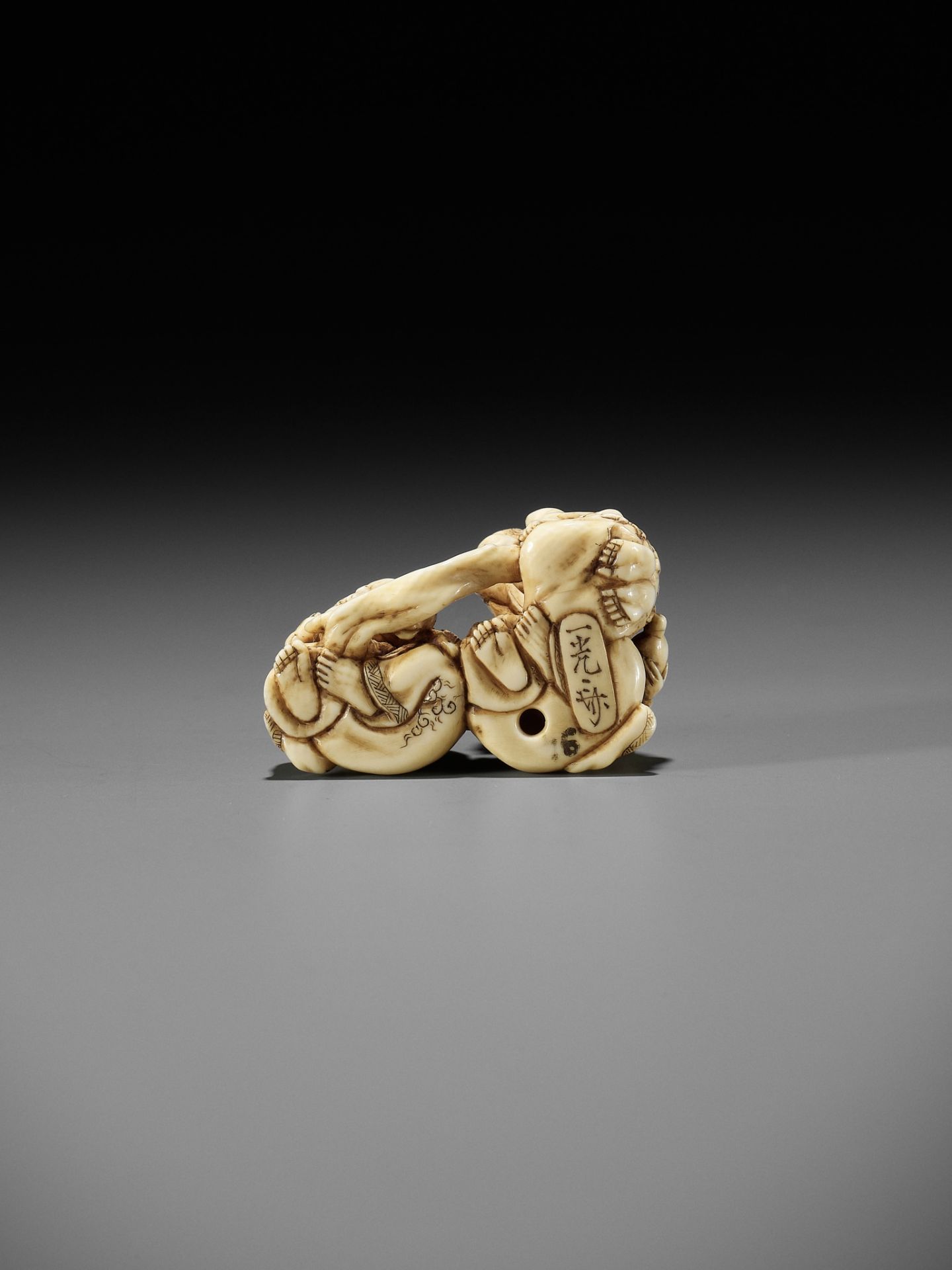 IKKOSAI: AN AMUSING IVORY NETSUKE OF GAMA, CHOKARO, AND TEKKAI SENNIN - Bild 11 aus 12