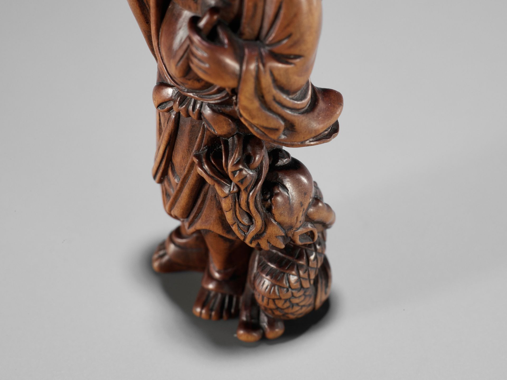 AN EXCEPTIONAL AND RARE WOOD NETSUKE OF RYO TOHIN TAUNTING A DRAGON - Bild 15 aus 16