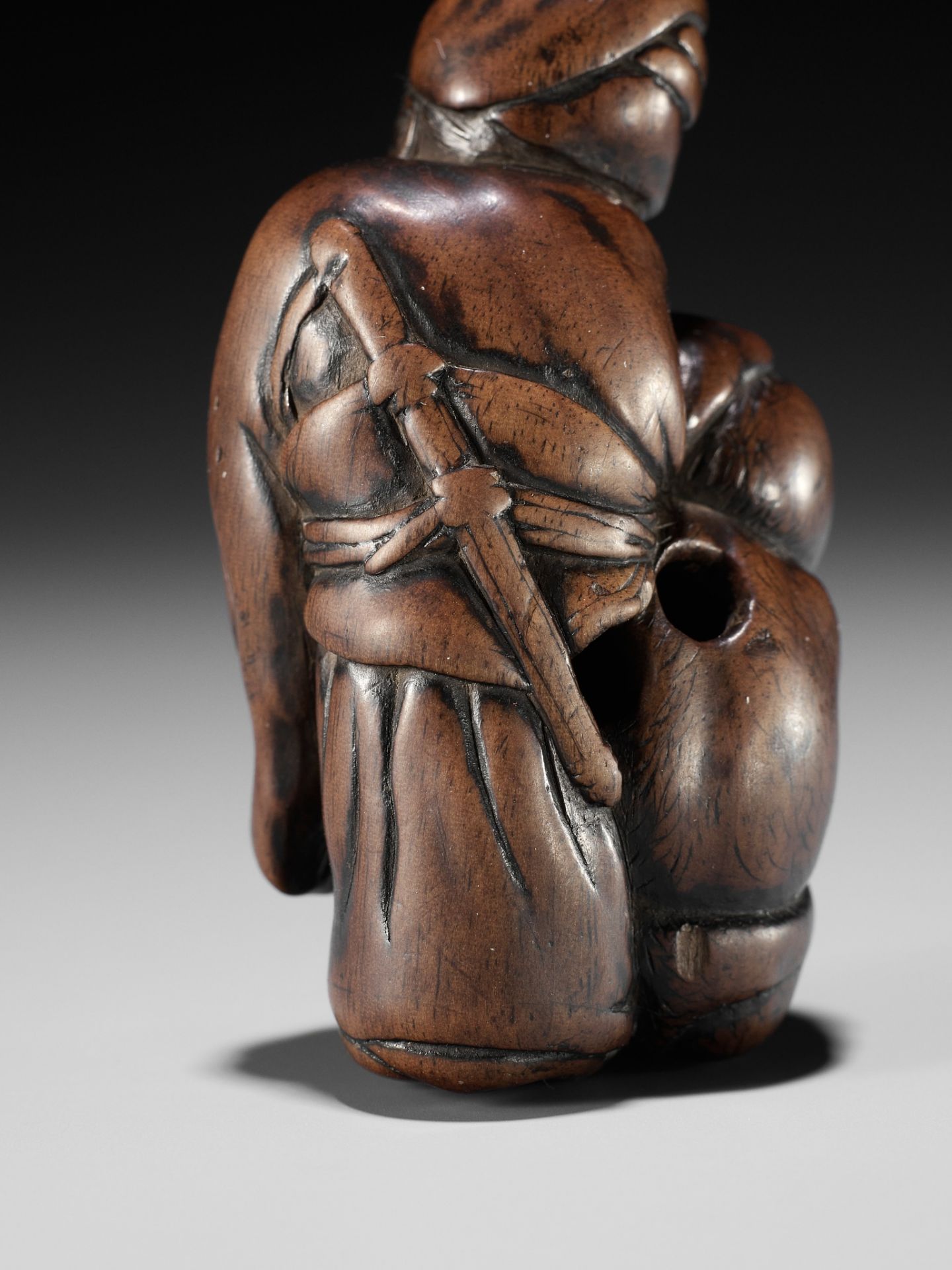 A SUPERB WOOD NETSUKE OF SHOKI AND ONI - Bild 5 aus 12