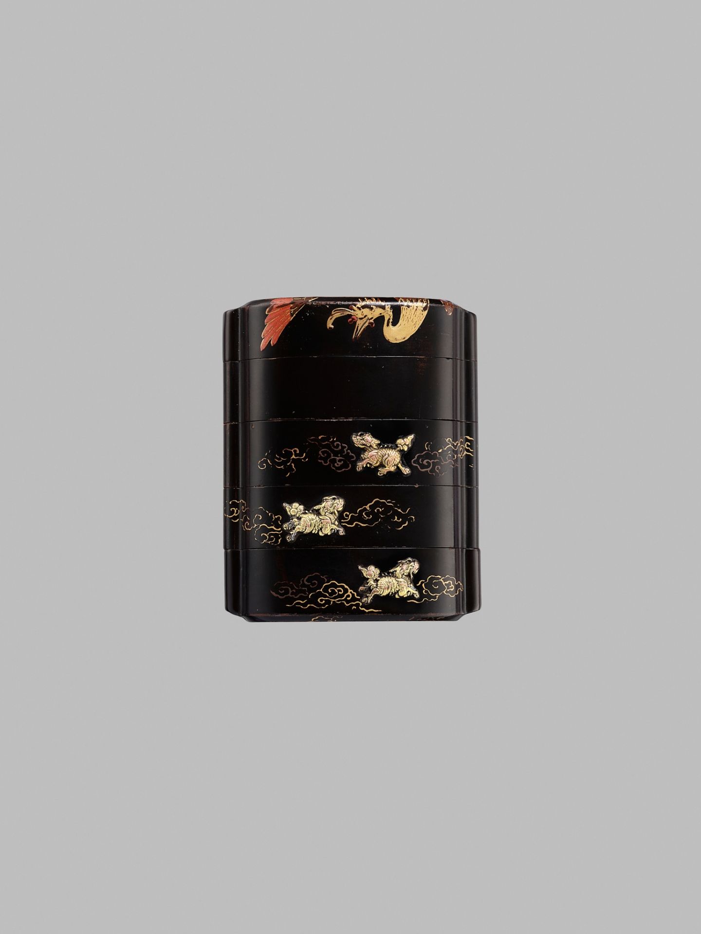 SHUNSHO: A VERY RARE GILT- INLAID LACQUER FOUR-CASE INRO WITH SHISHI AND HO-O BIRD - Bild 5 aus 8