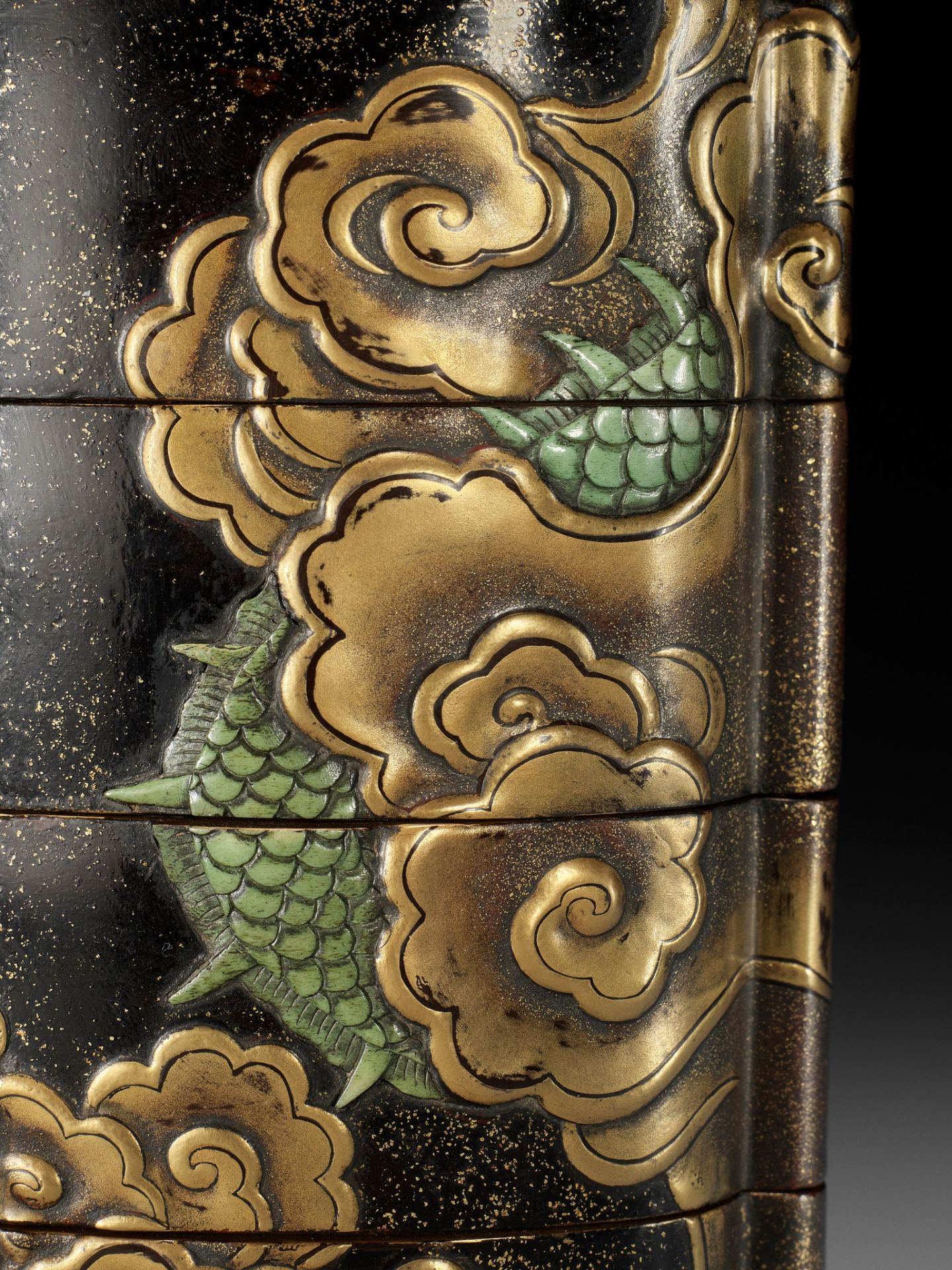 KAJIKAWA KYUJIRO: EXCEPTIONALLY LARGE AND IMPORTANT LACQUER FOUR CASE INRO WITH DRAGON, DATED 1647 - Bild 5 aus 18