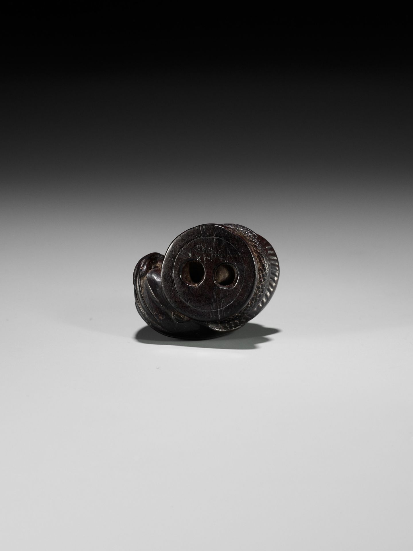 SHIGEYOSHI: AN INLAID DARK WOOD NETSUKE OF KIYOHIME - Bild 10 aus 11