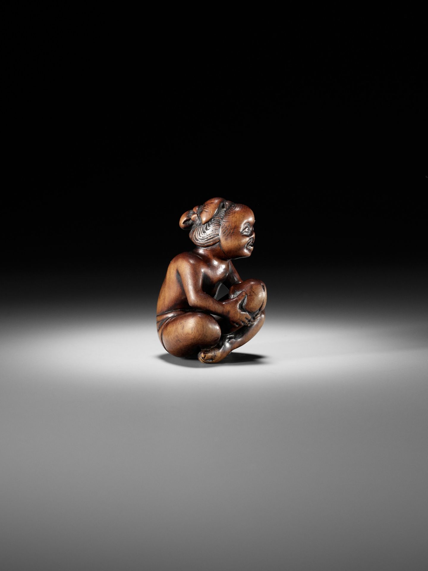 A SUPERB WOOD SHUNGA NETSUKE OF A MAN WITH OKAME MASK - Image 9 of 14