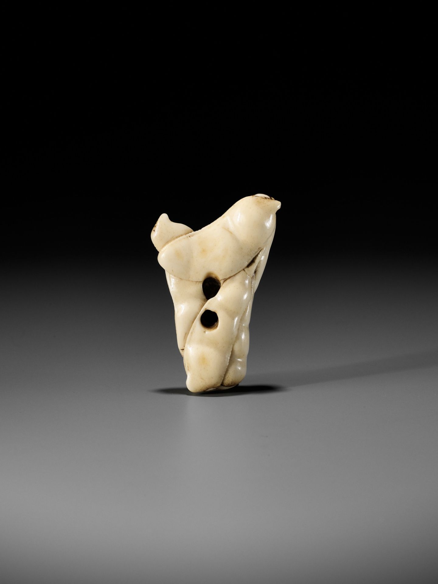 A SUPERB STAG ANTLER NETSUKE OF EDAMAME BEAN-PODS - Image 4 of 9