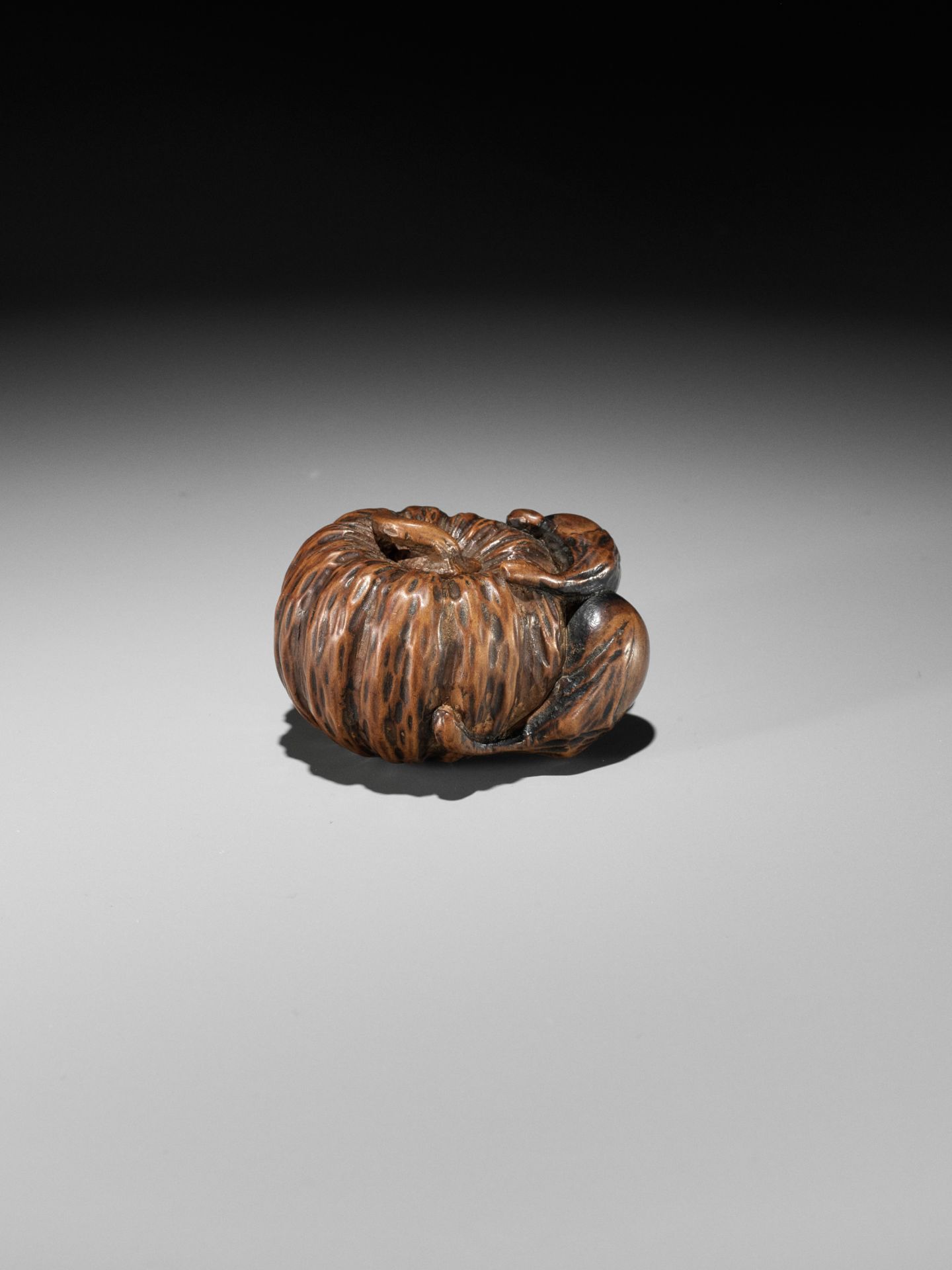 A FINE NAGOYA SCHOOL WOOD NETSUKE OF PUMPKINS AND NASUBI - Bild 7 aus 9