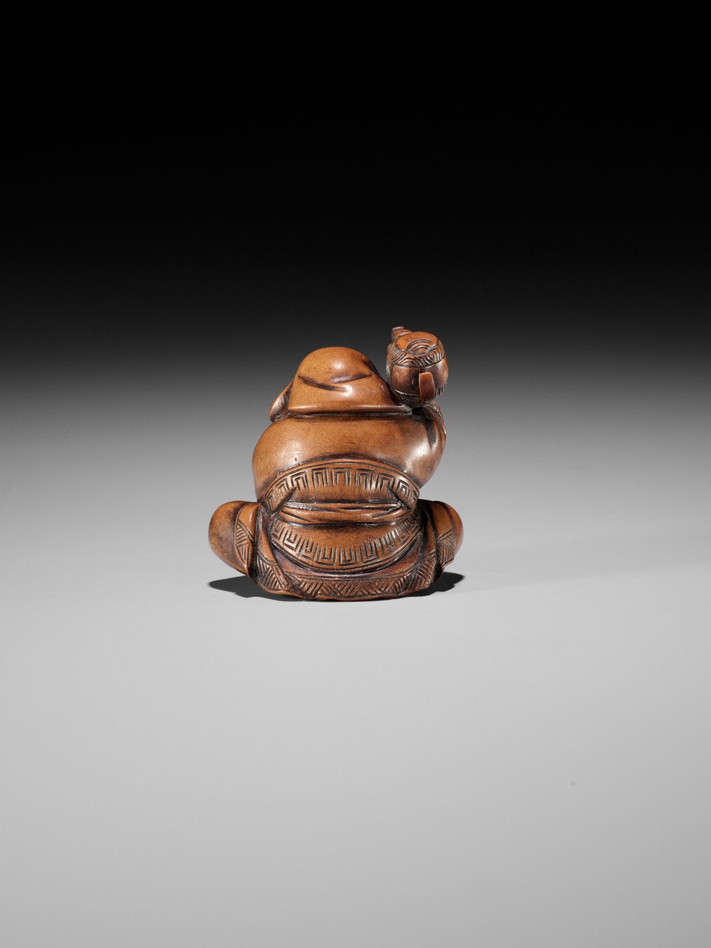 MASANAO: A RARE WOOD NETSUKE OF DAIKOKU CARVING A RAT - Bild 8 aus 12