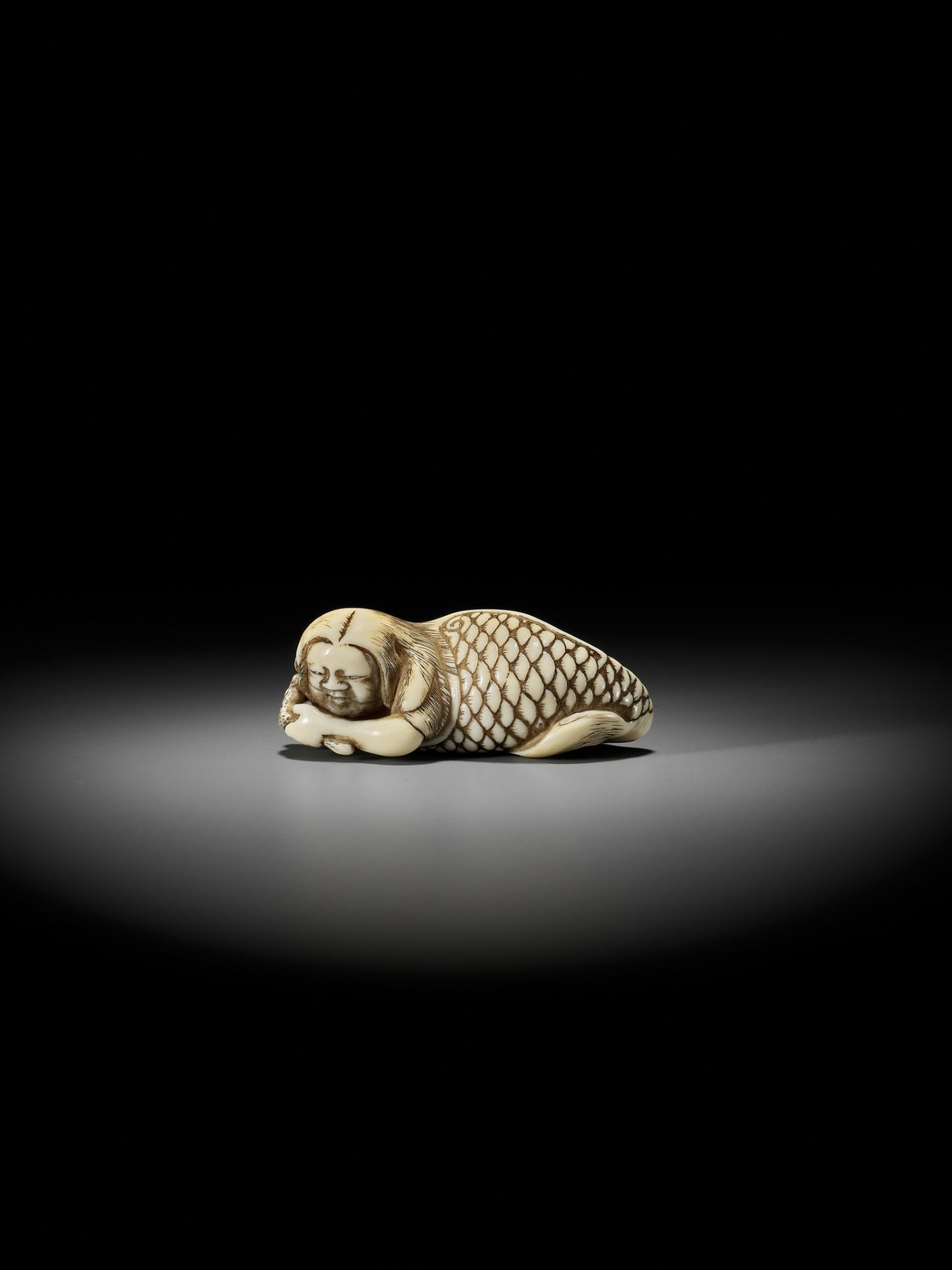 A VERY RARE IVORY NETSUKE OF A MERMAN - Image 6 of 12