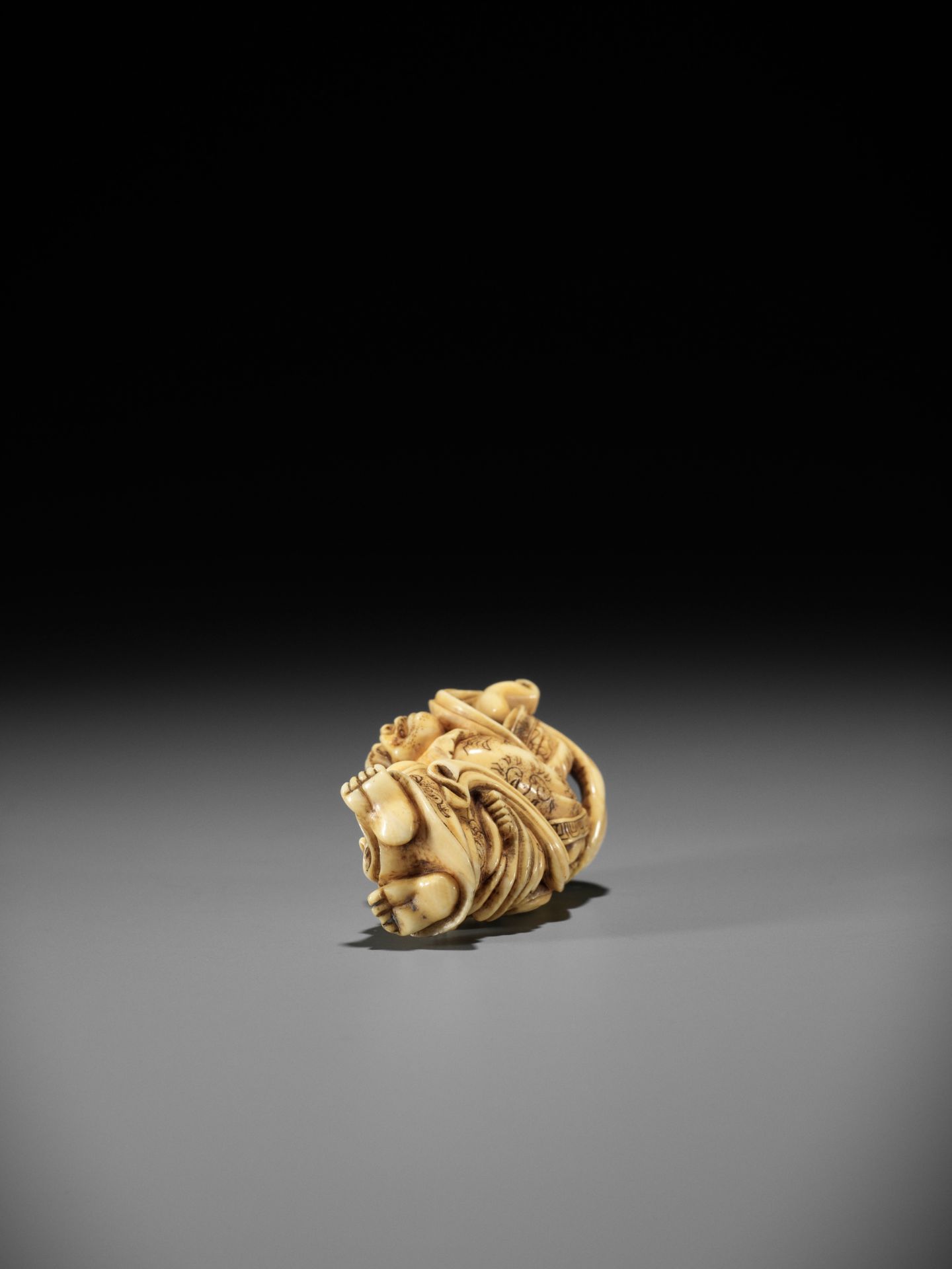 HIDEMASA: A FINE IVORY NETSUKE OF IKKAKU CARRYING THE PRINCESS SENDARAMO - Bild 13 aus 14