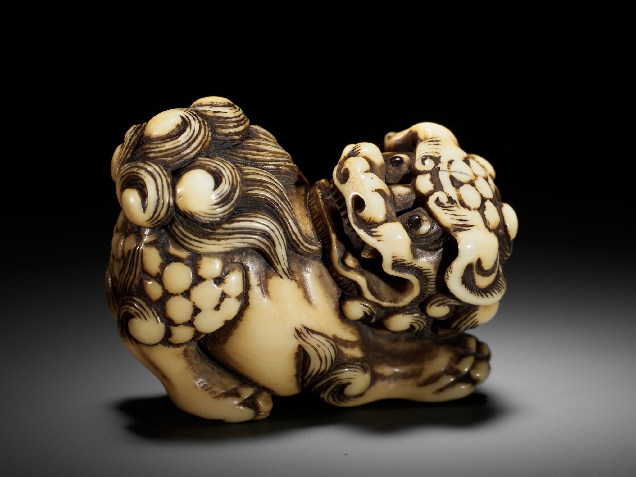 AN IVORY NETSUKE OF A PRANCING SHISHI - Image 15 of 17