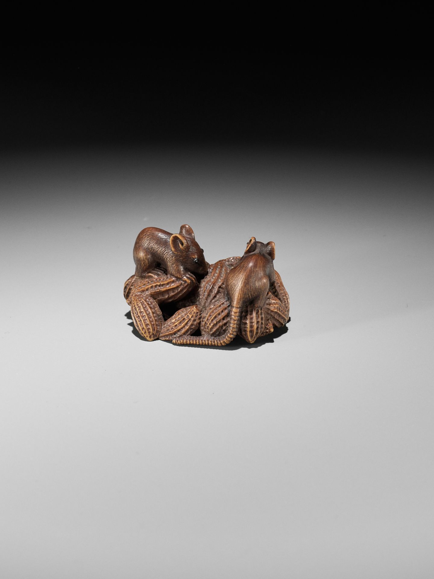 MASANAO: A WOOD NETSUKE OF TWO RATS ON A CLUSTER OF PEANUTS - Bild 8 aus 11