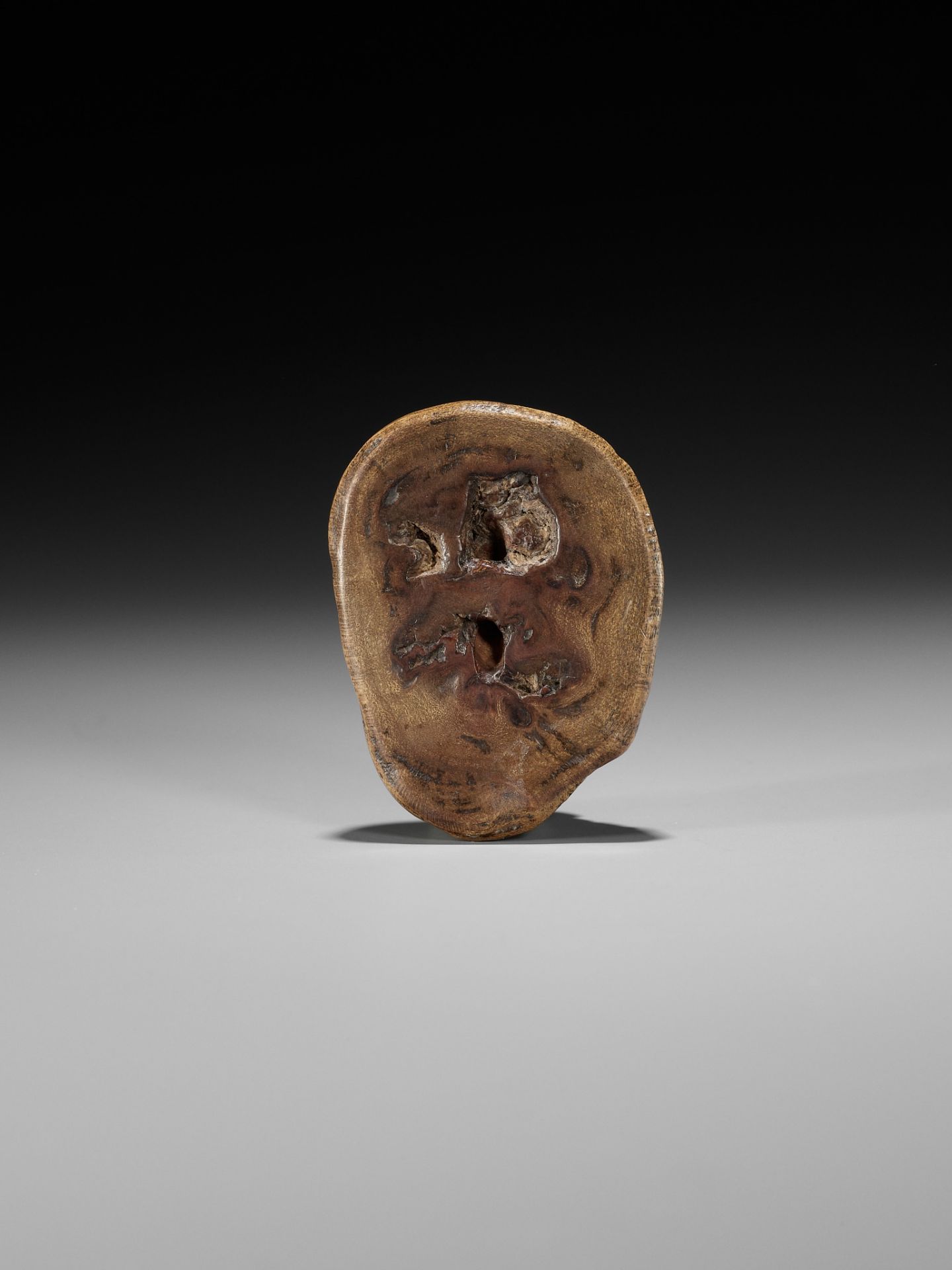 AN UNUSUAL AND RARE ROOTWOOD NETSUKE DEPICTING USOFUKI - Image 6 of 7