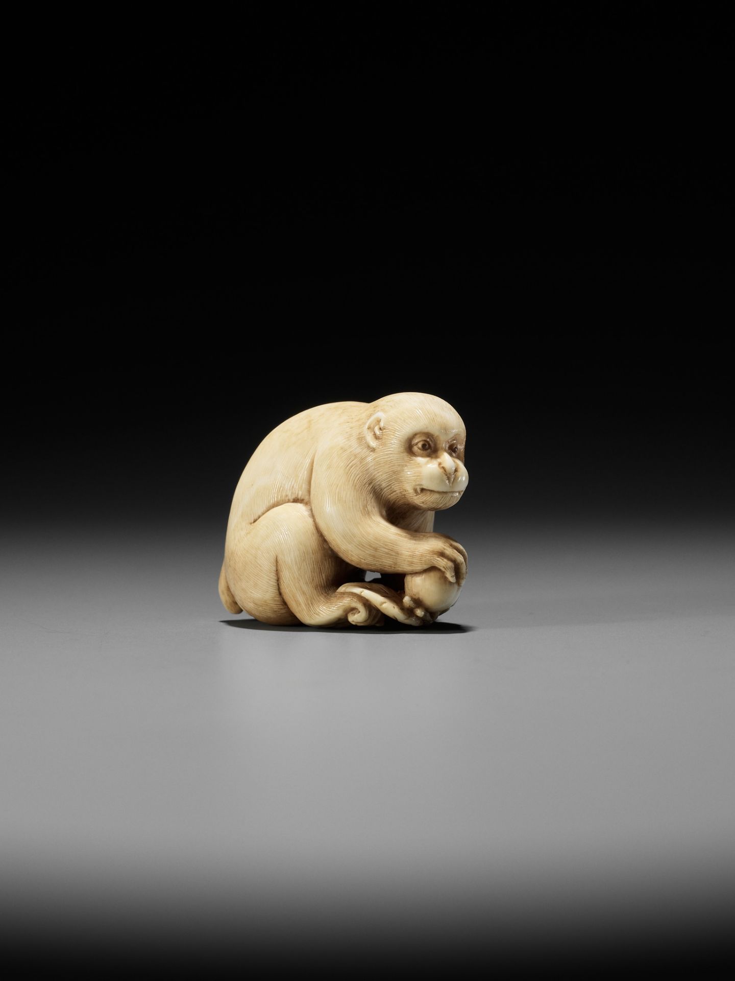 OKATORI: A FINE IVORY NETSUKE OF A MONKEY WITH A PEACH - Bild 3 aus 15