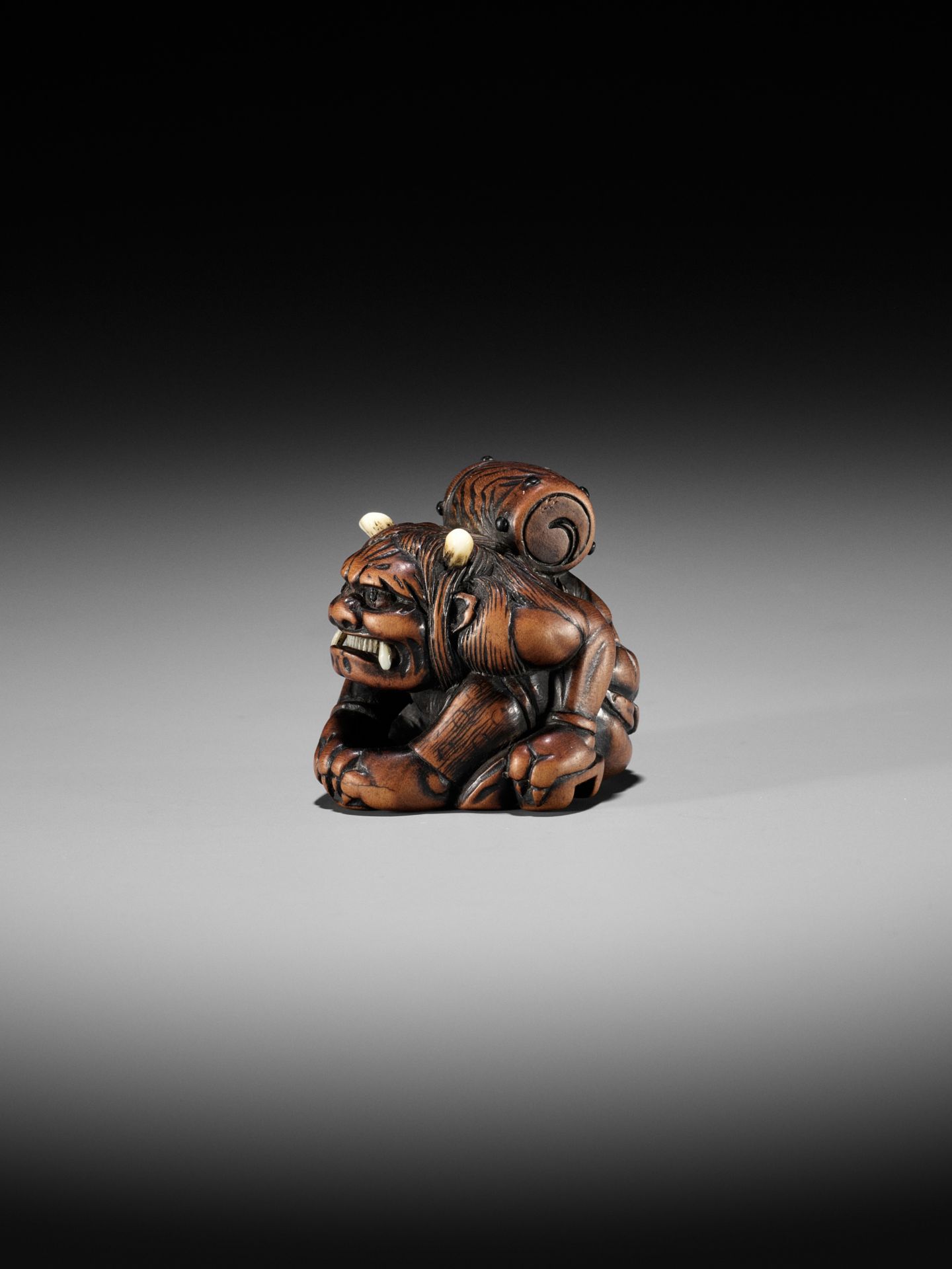 MASASADA: A POWERFUL WOOD NETSUKE OF RAIJIN WITH DRUM - Bild 7 aus 13