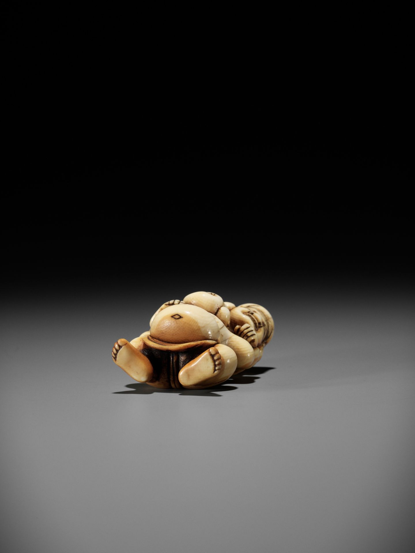 AN IVORY NETSUKE OF HOTEI AND DAIKOKU WRESTLING - Image 12 of 13