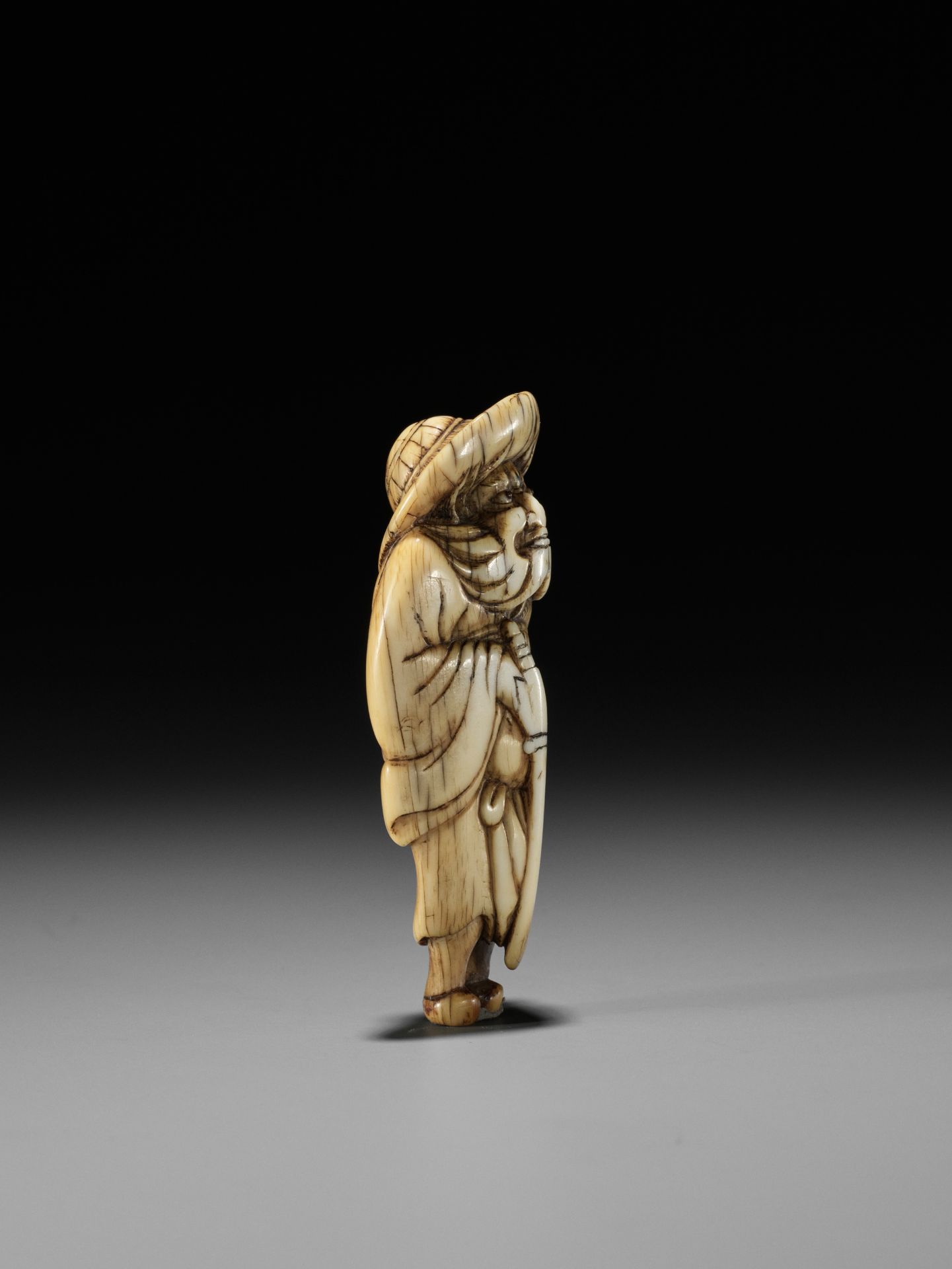 A GOOD KYOTO SCHOOL IVORY NETSUKE OF SHOKI, ATTRIBUTED TO OKATOMO - Bild 8 aus 13