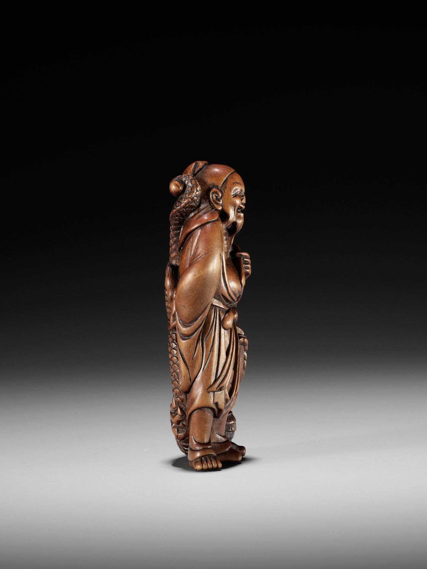 AN EXCEPTIONAL AND RARE WOOD NETSUKE OF RYO TOHIN TAUNTING A DRAGON - Image 9 of 16