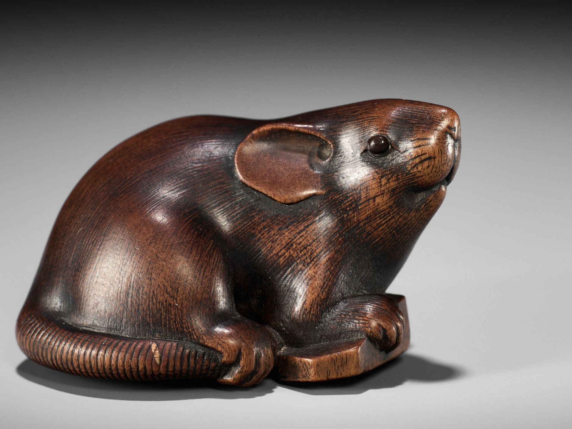 IKKAN: A FINE WOOD NETSUKE OF A RAT WITH A SHOGI TILE - Image 7 of 17