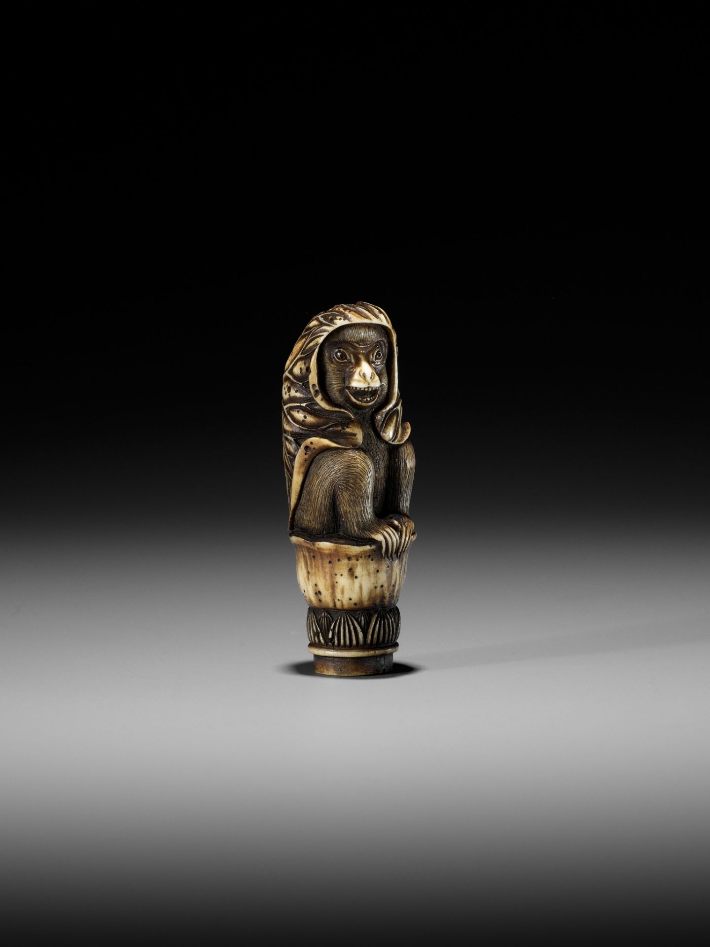 KOKU: A STAG ANTLER KNIFE HANDLE IN THE FORM OF A MONKEY WITH A LOTUS CLOAK - Image 9 of 12