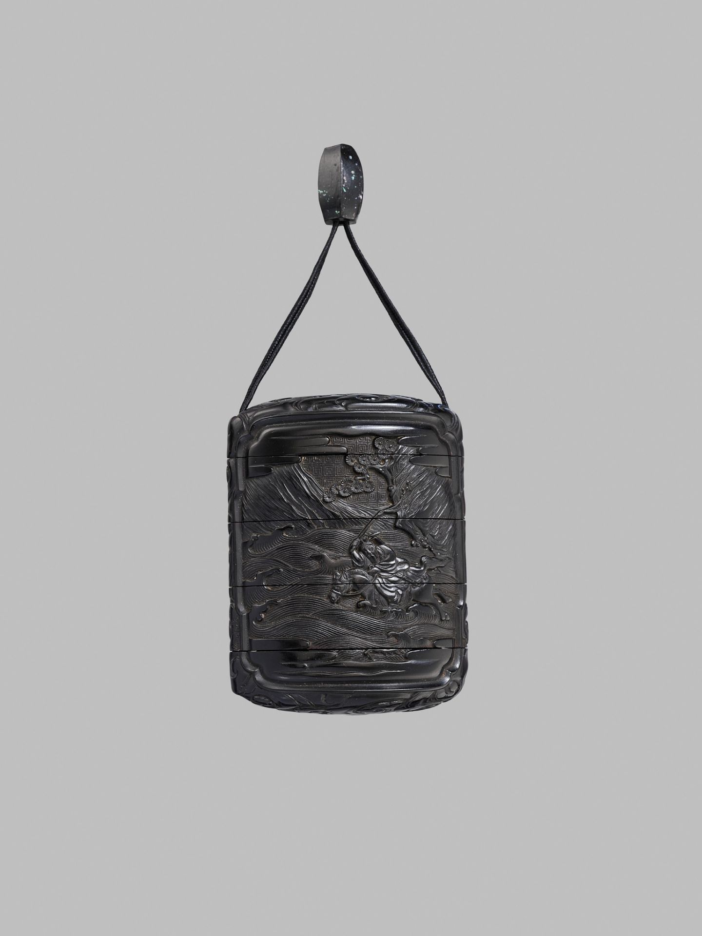 ZONSEI: A FINE TSUIKOKU (CARVED BLACK LACQUER) FOUR-CASE INRO DEPICTING CHORYO AND KOSEKIKO - Image 5 of 7
