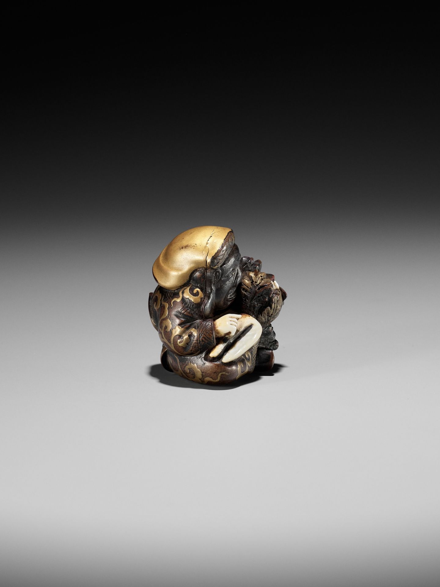 A RARE AND UNUSUAL INLAID AND LACQUERED WOOD NETSUKE OF DAIKOKU - Bild 6 aus 7