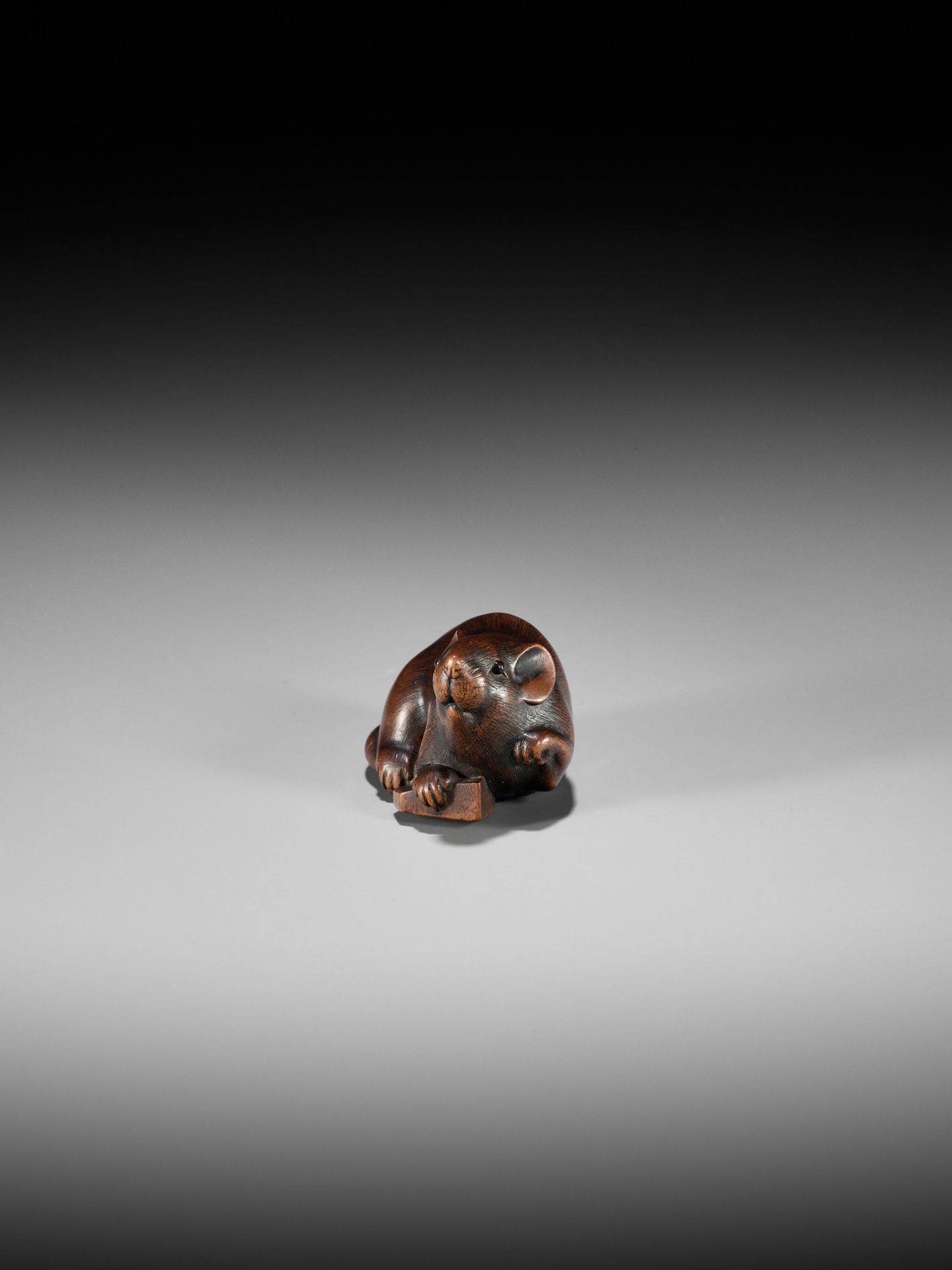 IKKAN: A FINE WOOD NETSUKE OF A RAT WITH A SHOGI TILE - Image 10 of 17