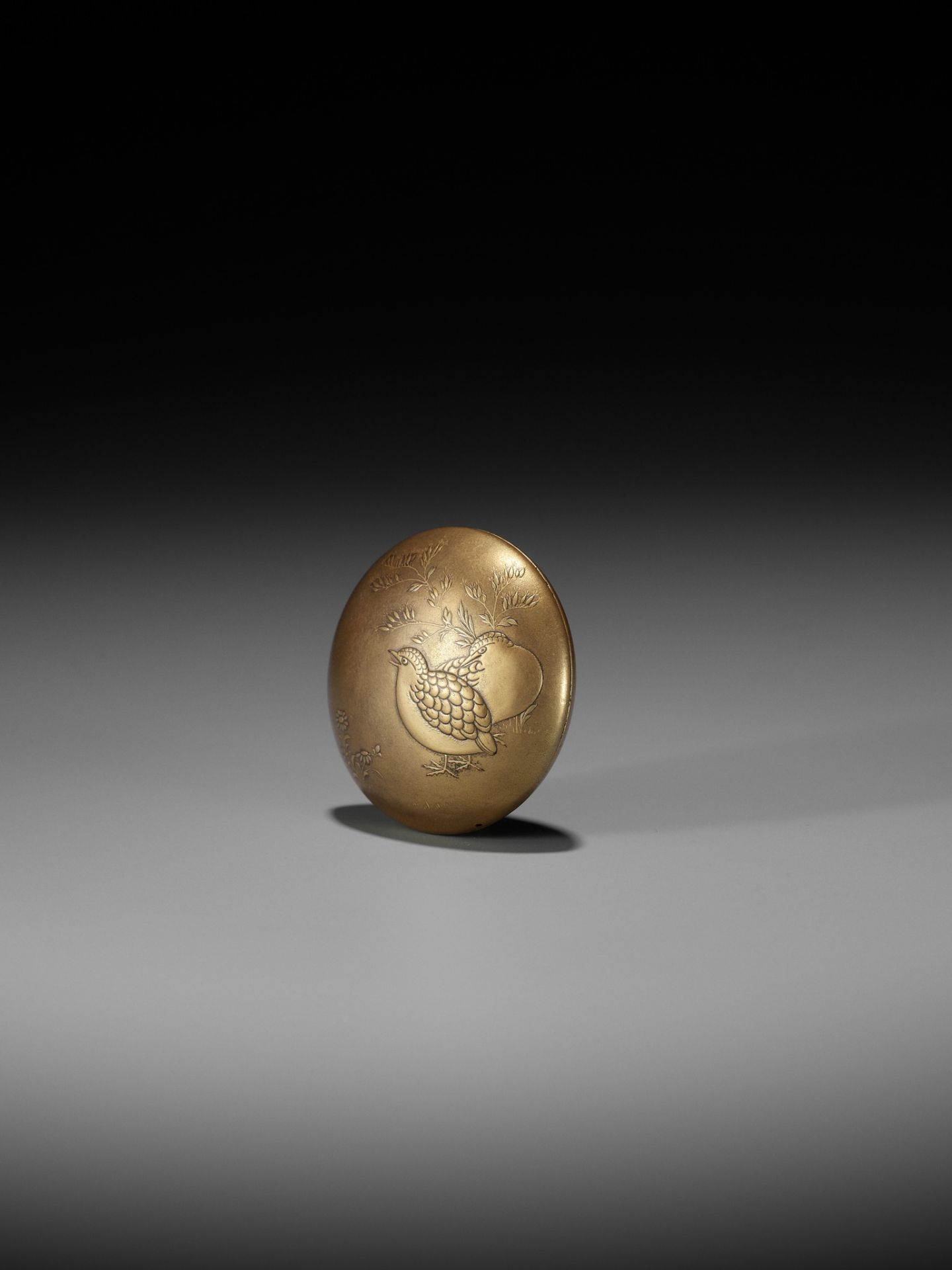 HOGETSU: A RARE GOLD LACQUER MANJU NETSUKE WITH QUAILS AND AUTUMN GRASSES - Image 2 of 10