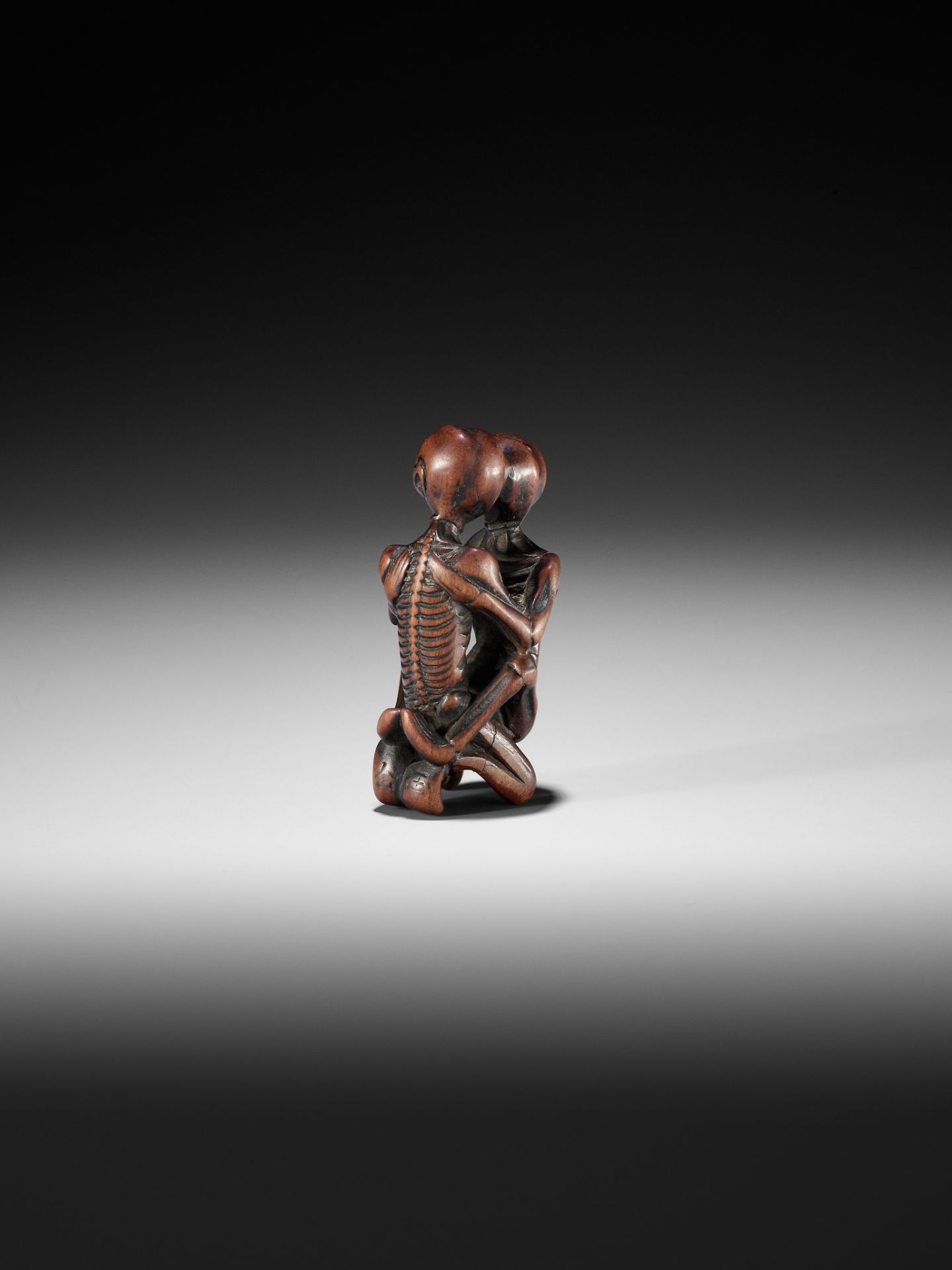 GYOKUSEN: A SUPERB WOOD NETSUKE OF TWO AMOROUS SKELETONS - Bild 7 aus 14